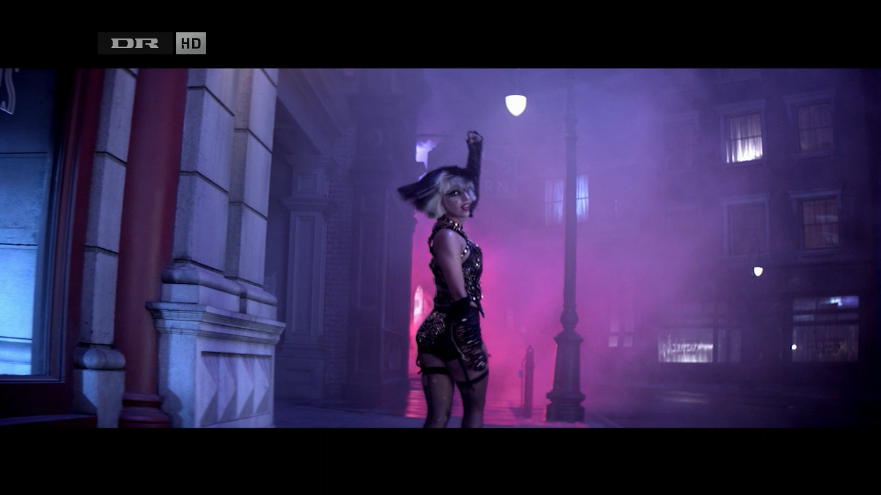 Lady Gaga - The Edge of Glory 720p HDTV DD5.1 H.264.ts_snapshot_01.57_[2011.06.29_04.52.21].png