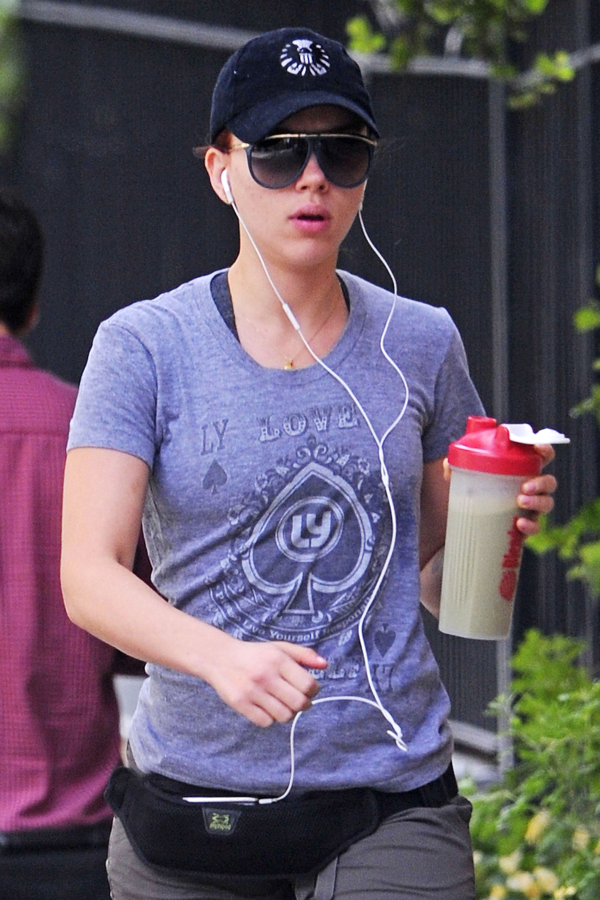 CU-Scarlett Johansson taking a walk in New York-04.jpg
