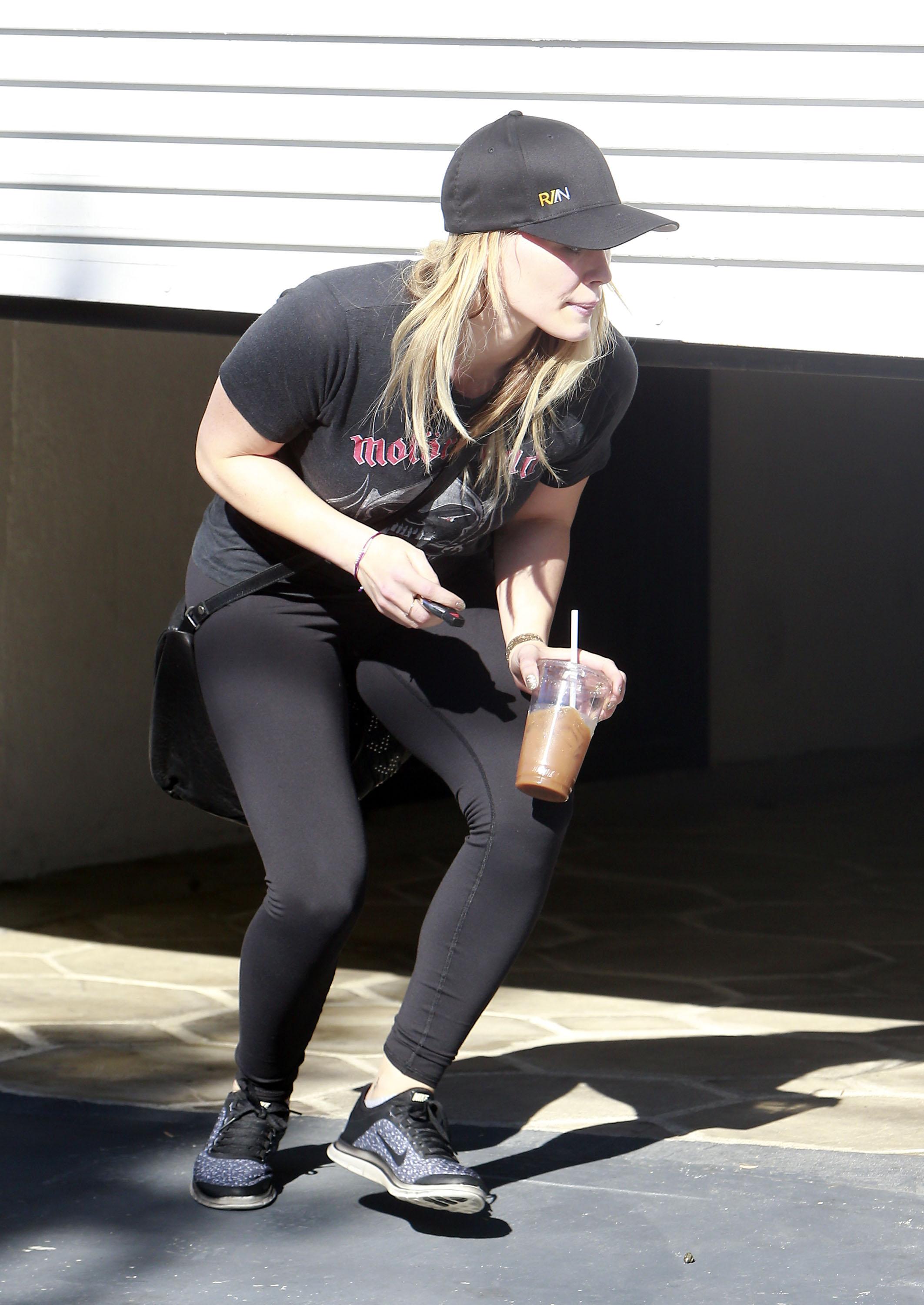 Hilary_Duff_leaving_the_Gym3.jpg