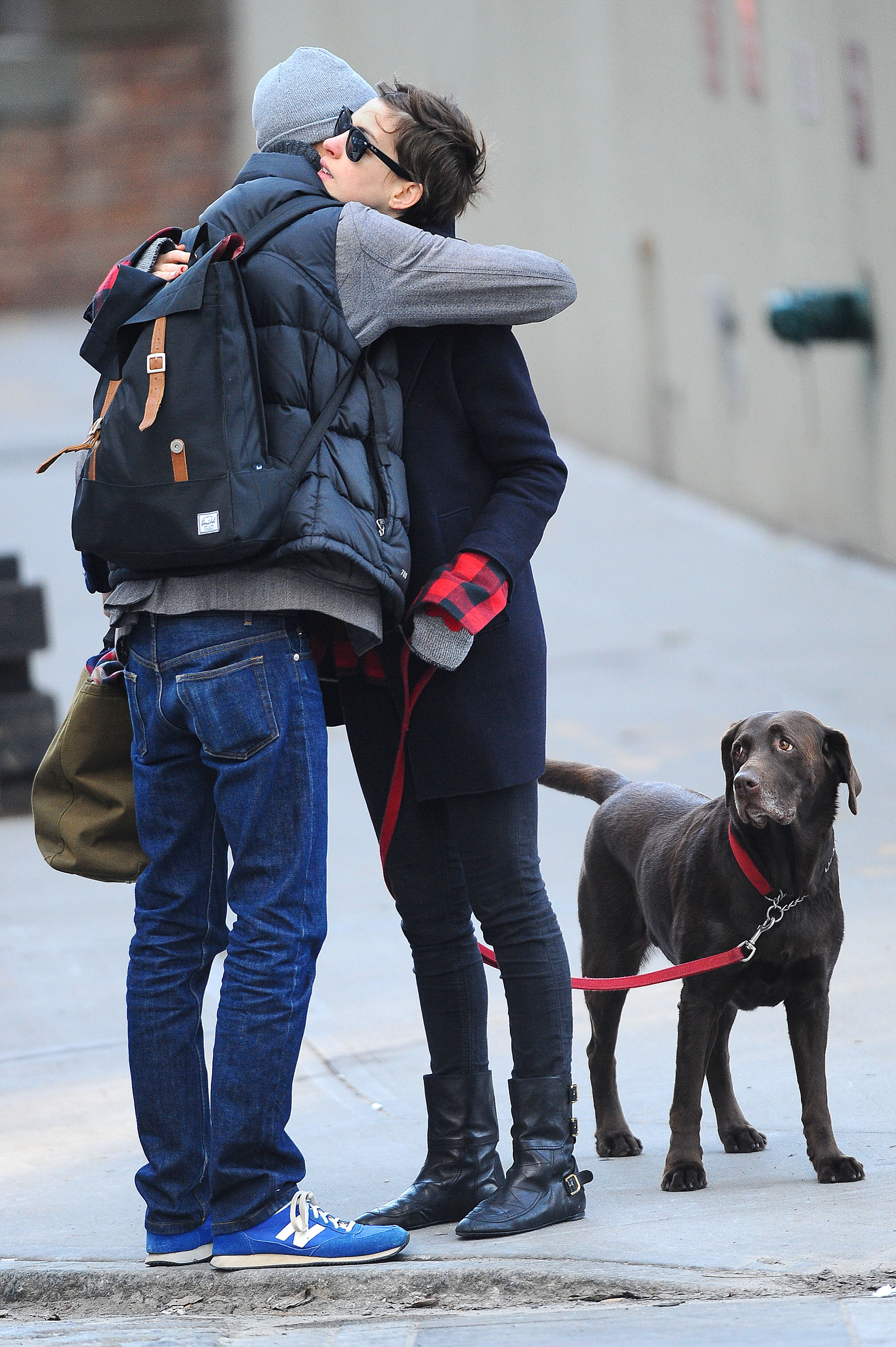 81747_Preppie_Anne_Hathaway_walking_her_dog_in_Brooklyn_2_122_60lo.jpg
