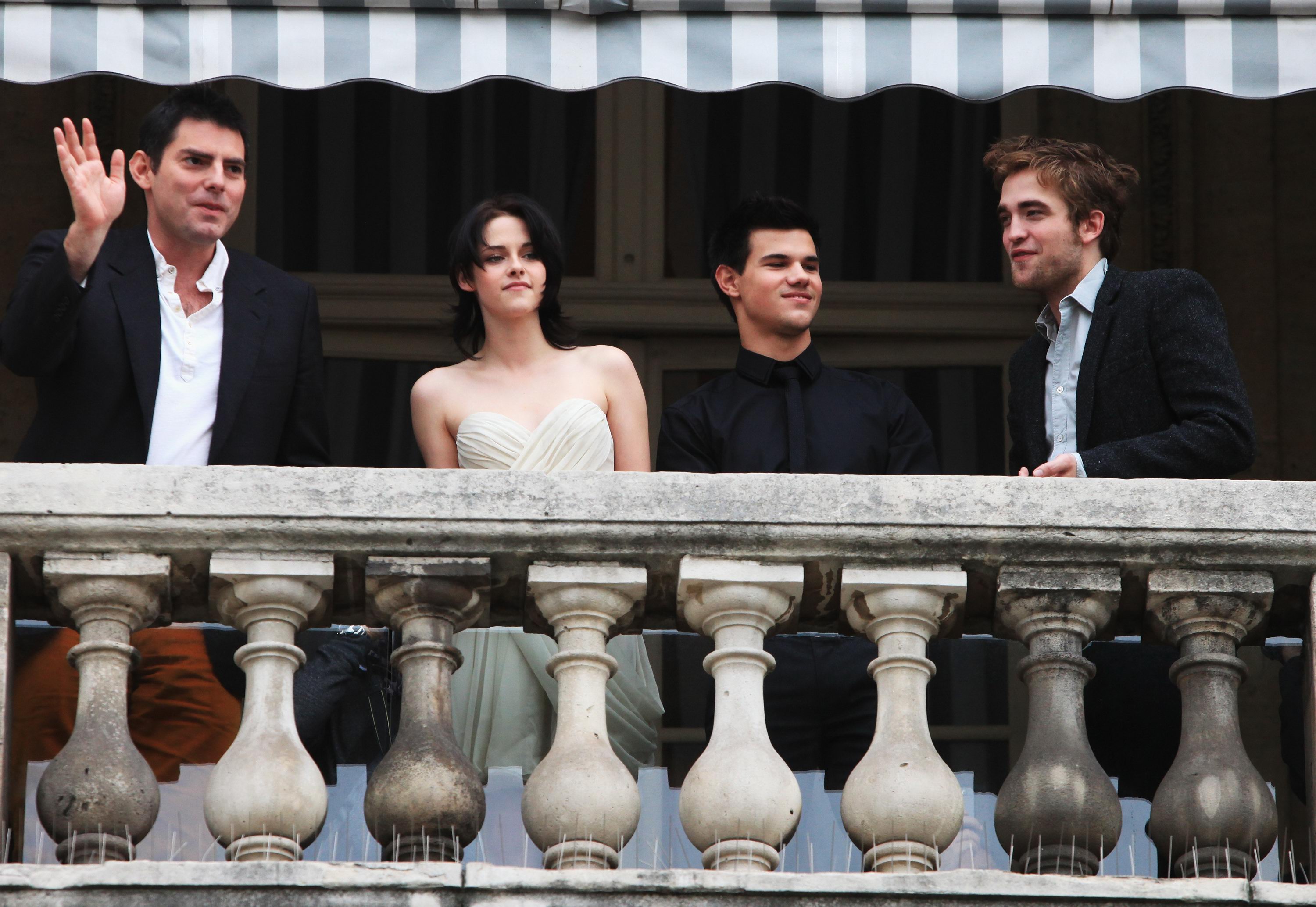 Kristen_Stewart_New_Moon_Paris_Photocall_101109_023.jpg