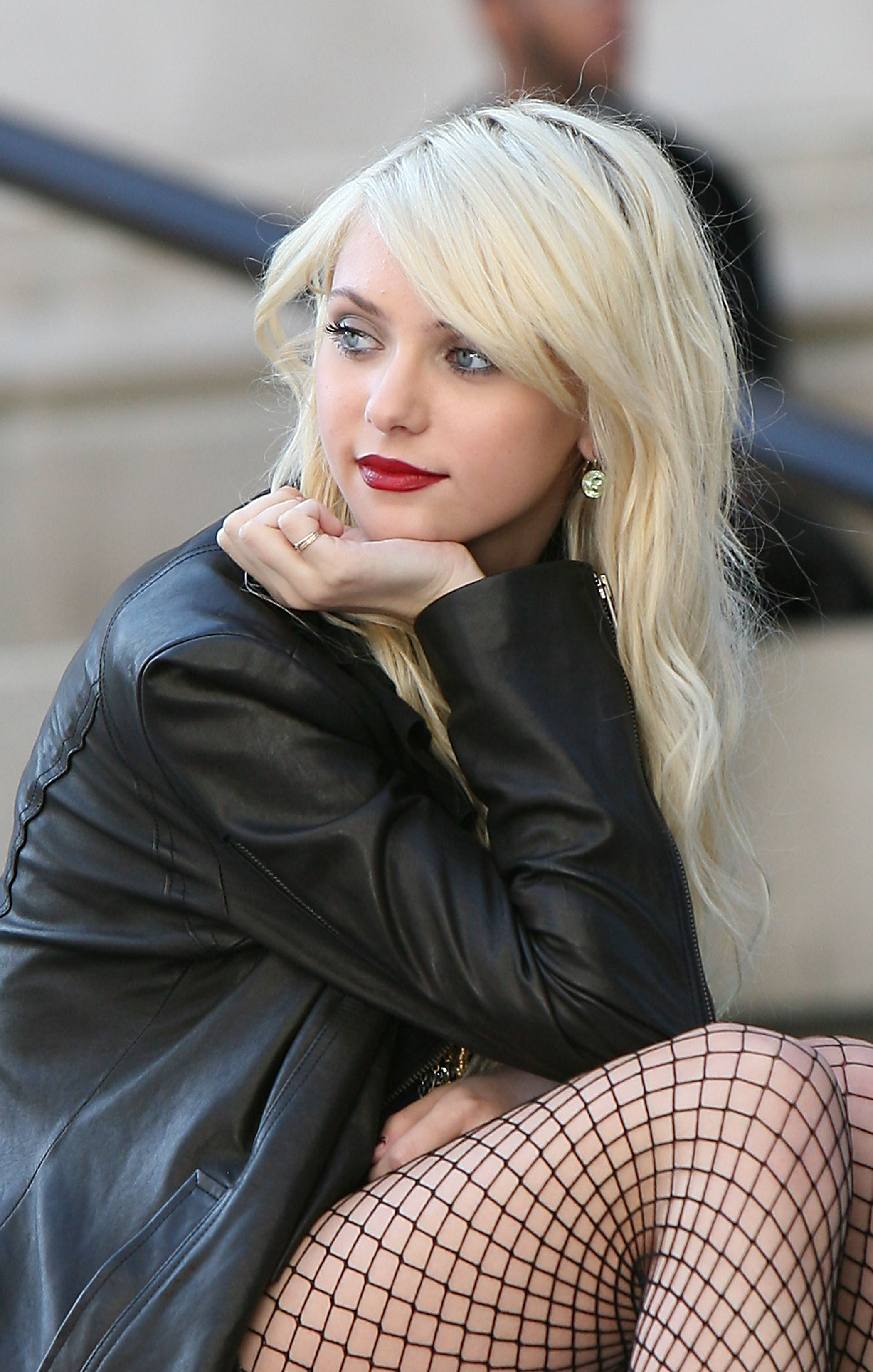 Taylor Momsen - On the Set of Gossip Girl - Sep. 14, 2009 082.jpg