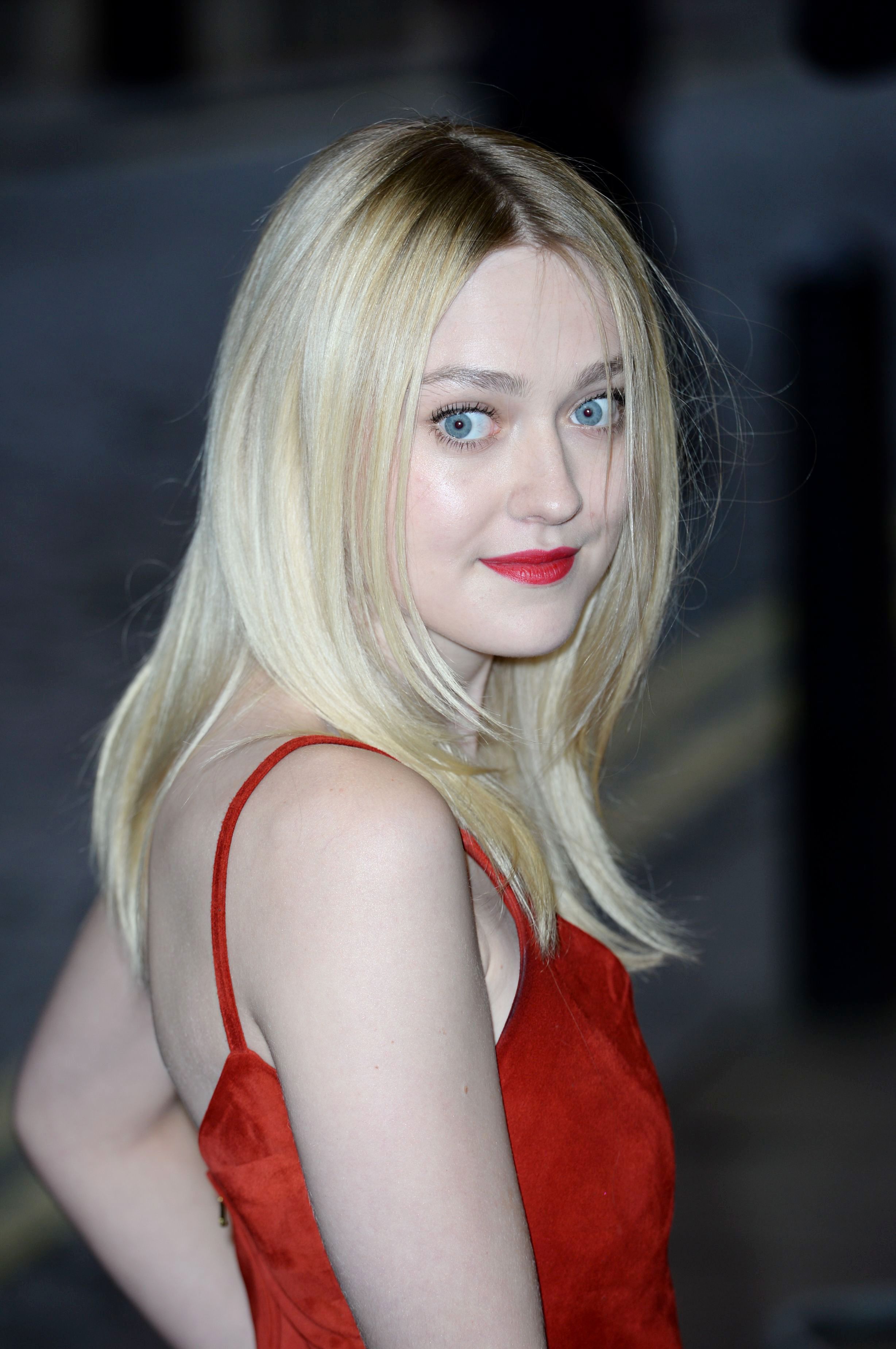 DakotaFanning_EffieGrayPremiere_London_ (38).jpg