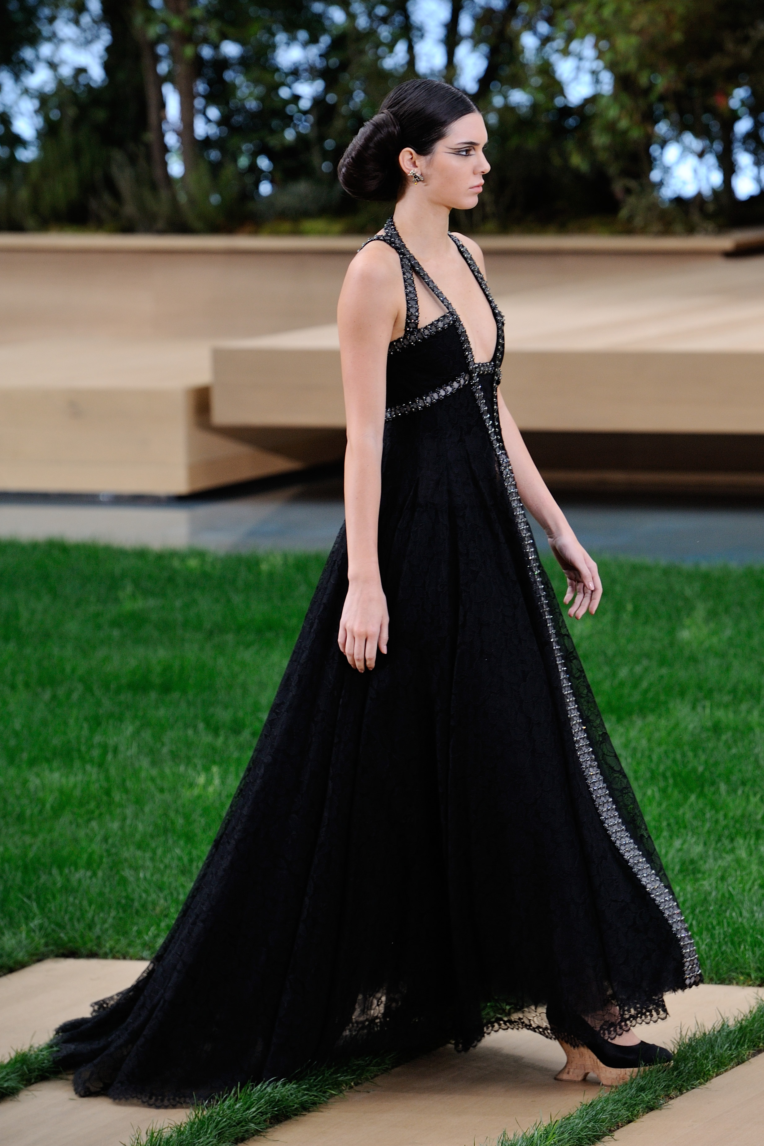 Kendall Jenner walks the Runway at Chanel SS 2016 Collection during the Paris Haute Couture Fash_012