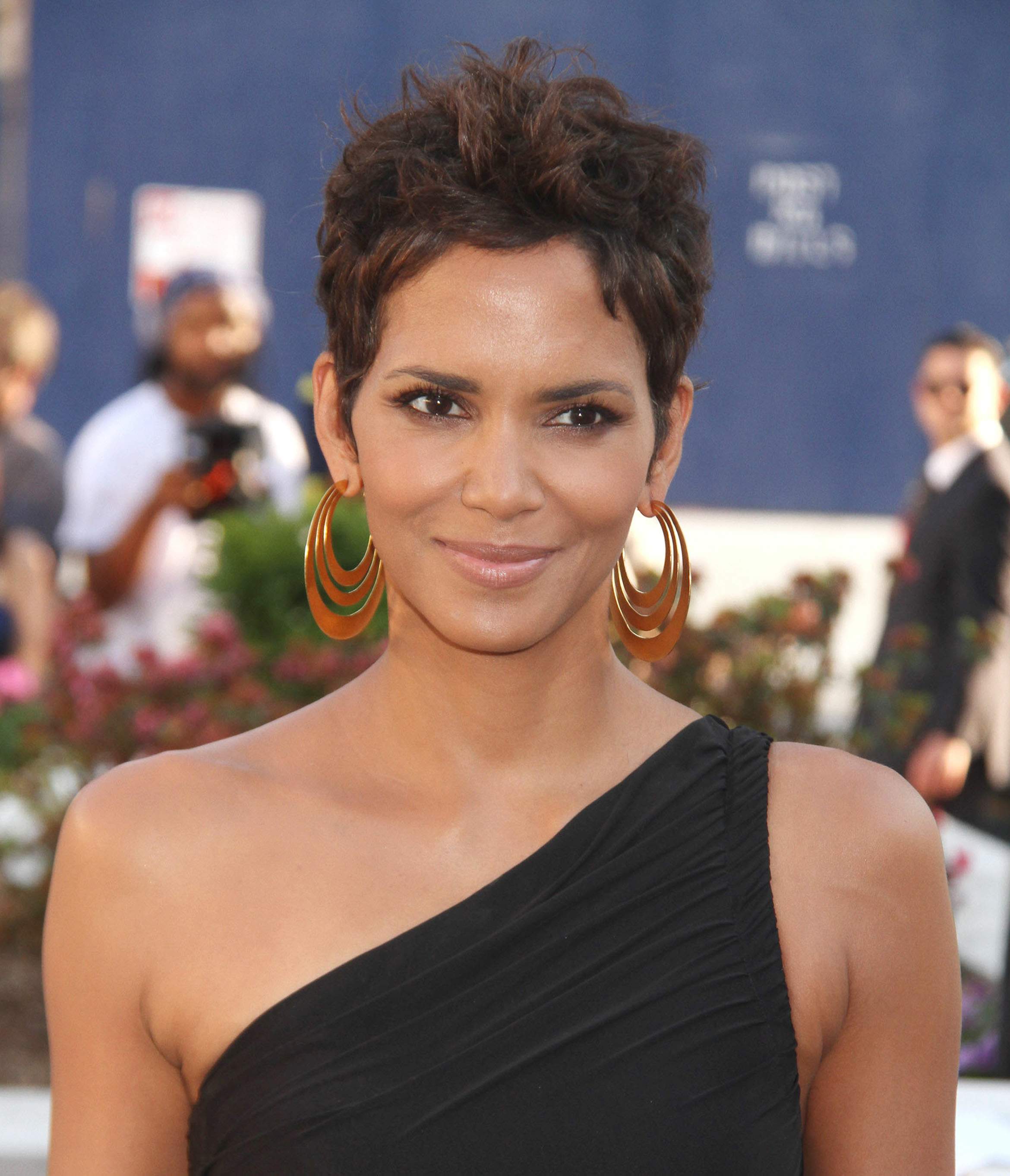 Halle_Berry_FiFi_Awards_2011093.jpg