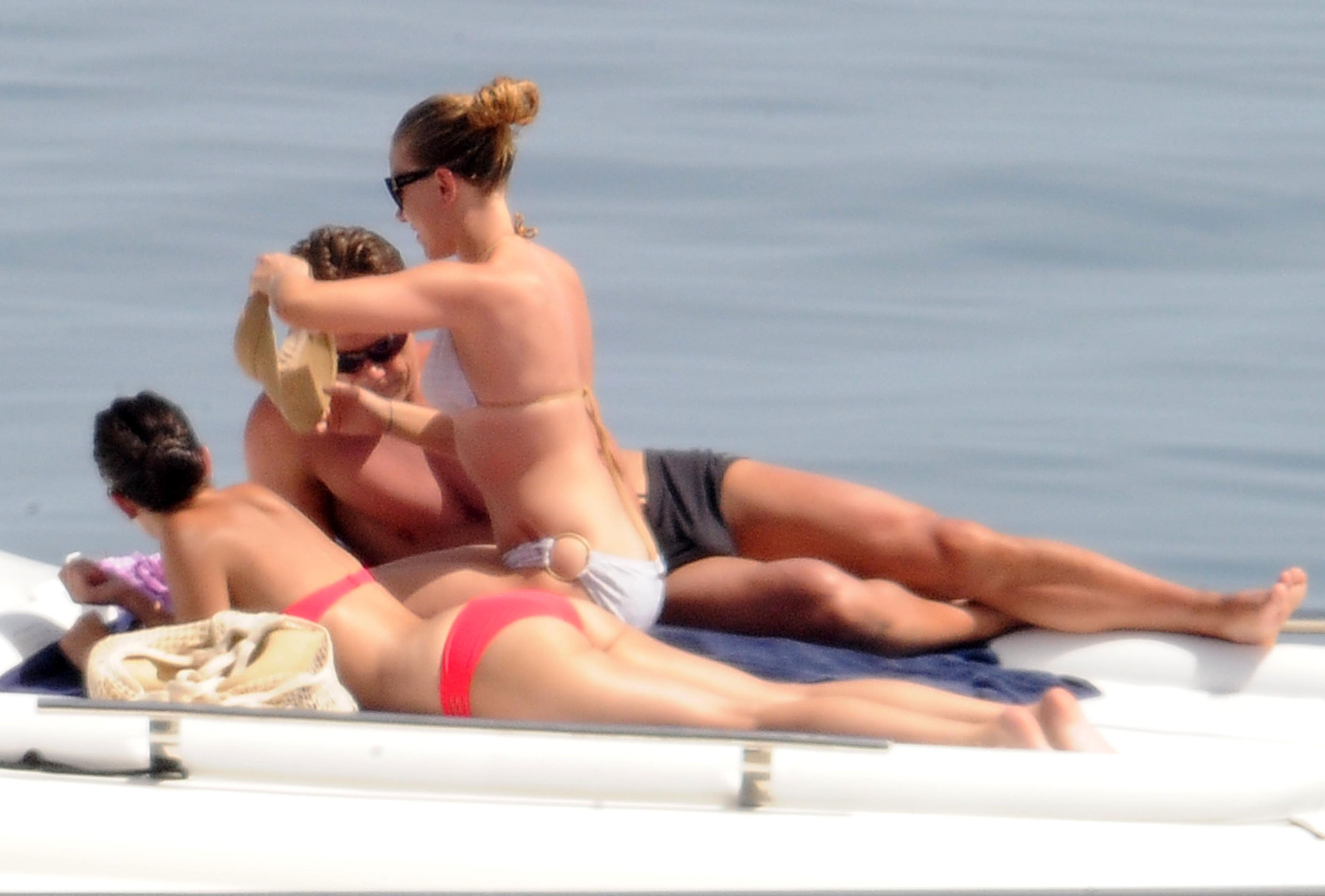Scarlett_Johansson_bikini_on_a_yacht_in_Taormina_070912_18.jpg