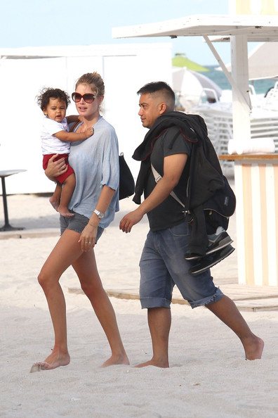 Victoria+Secret+Angel+Doutzen+Kroes+spends+adogaCVM5xQl.jpg