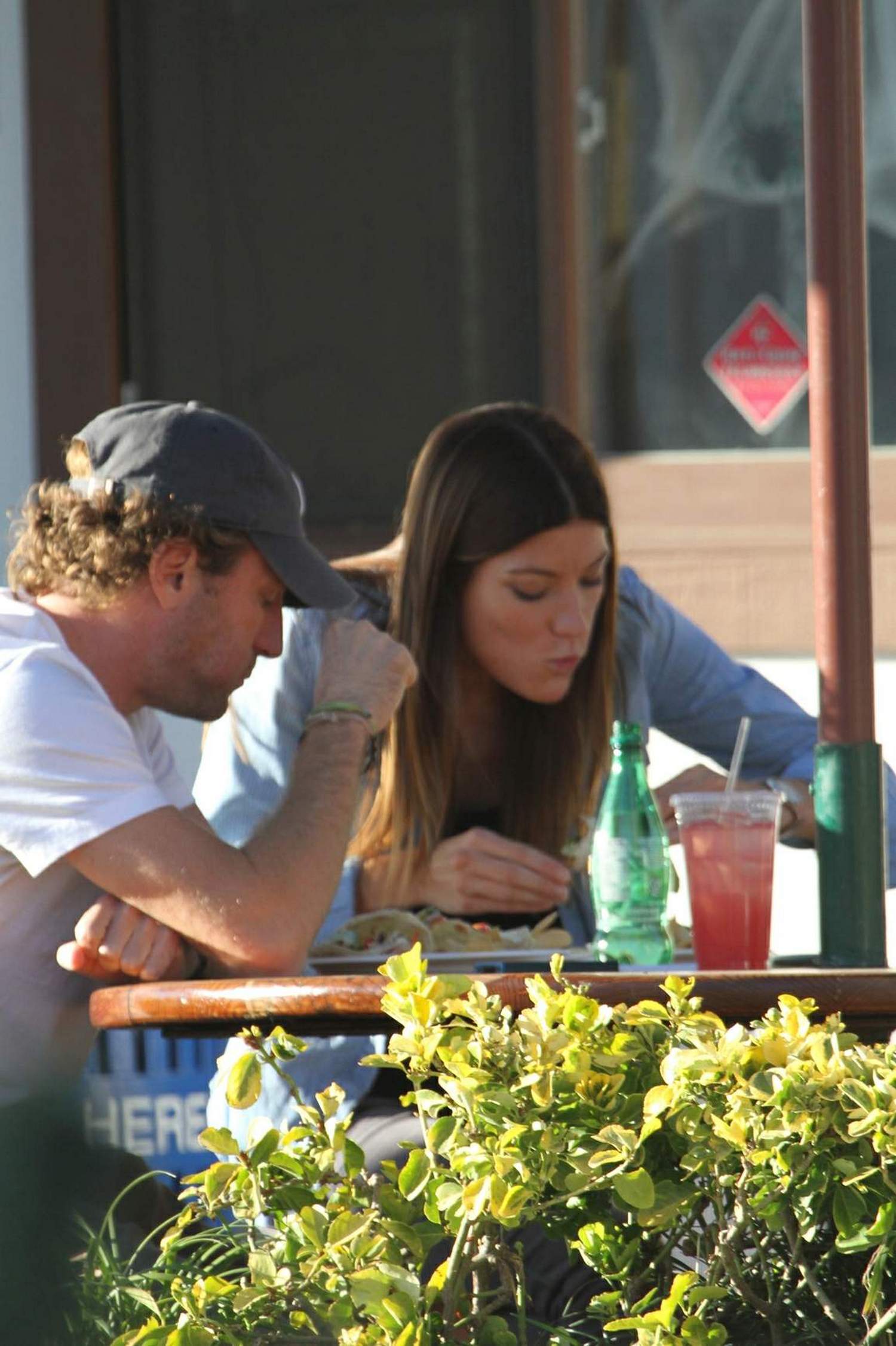 Jennifer Carpenter Having lunch with a friend in LA 28-01-2011 00-02.jpg