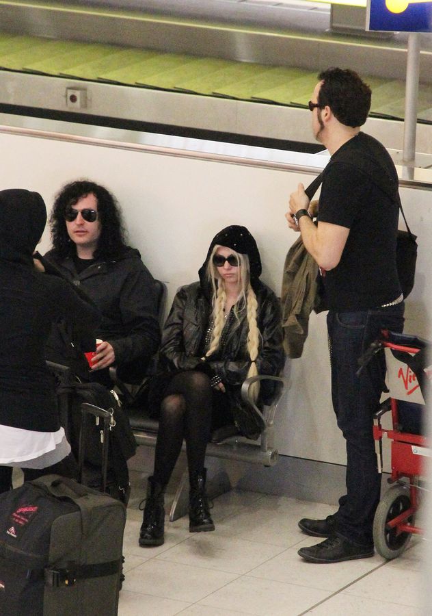 by_mah0ne-Taylor_Momsen_Seen_Smoking_At_The_Airport_In_Sydney_February_26_2012_018.jpg