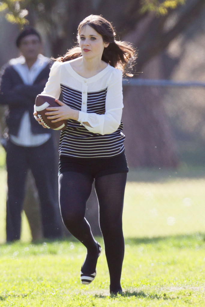 zooeydeschanel_021113_38.jpg