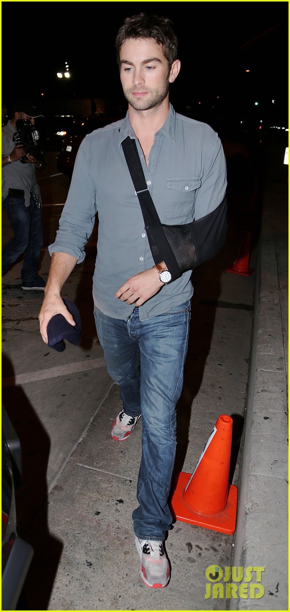 chace-crawford-arm-sling-west-hollywood-07.JPG