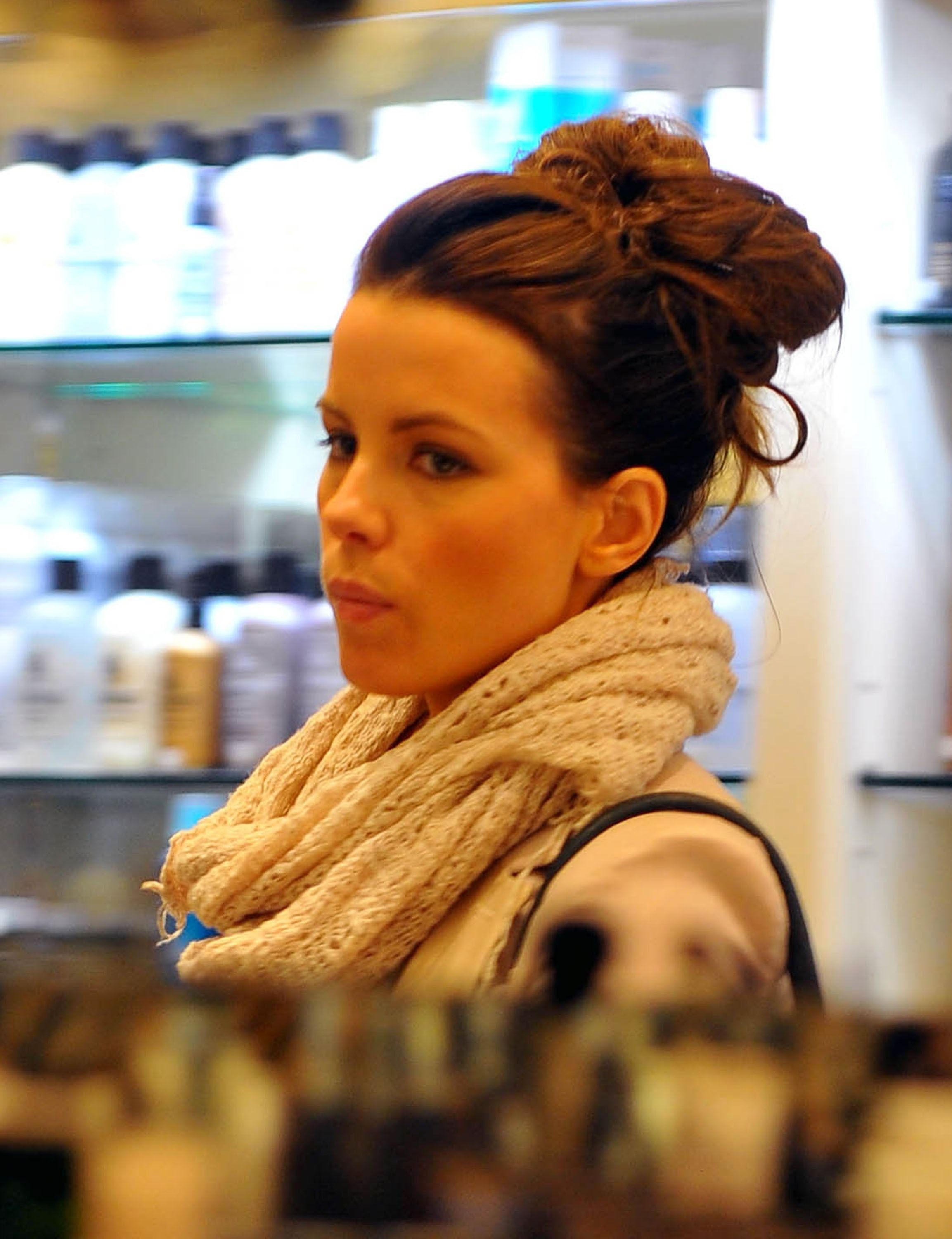 CU-Kate Beckinsale shopping for makeup at Space NK in the Brentwood Country Mart-04.JPG