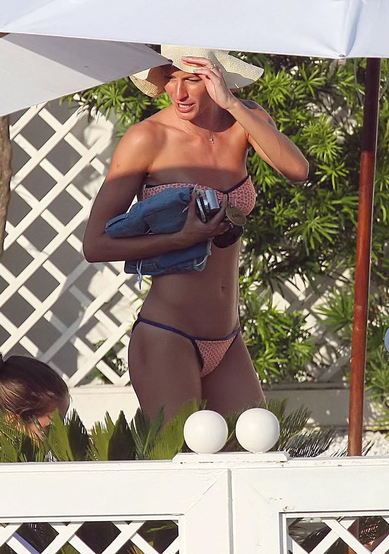gallery_enlarged-gisele-supermodel-vacation-15.jpg
