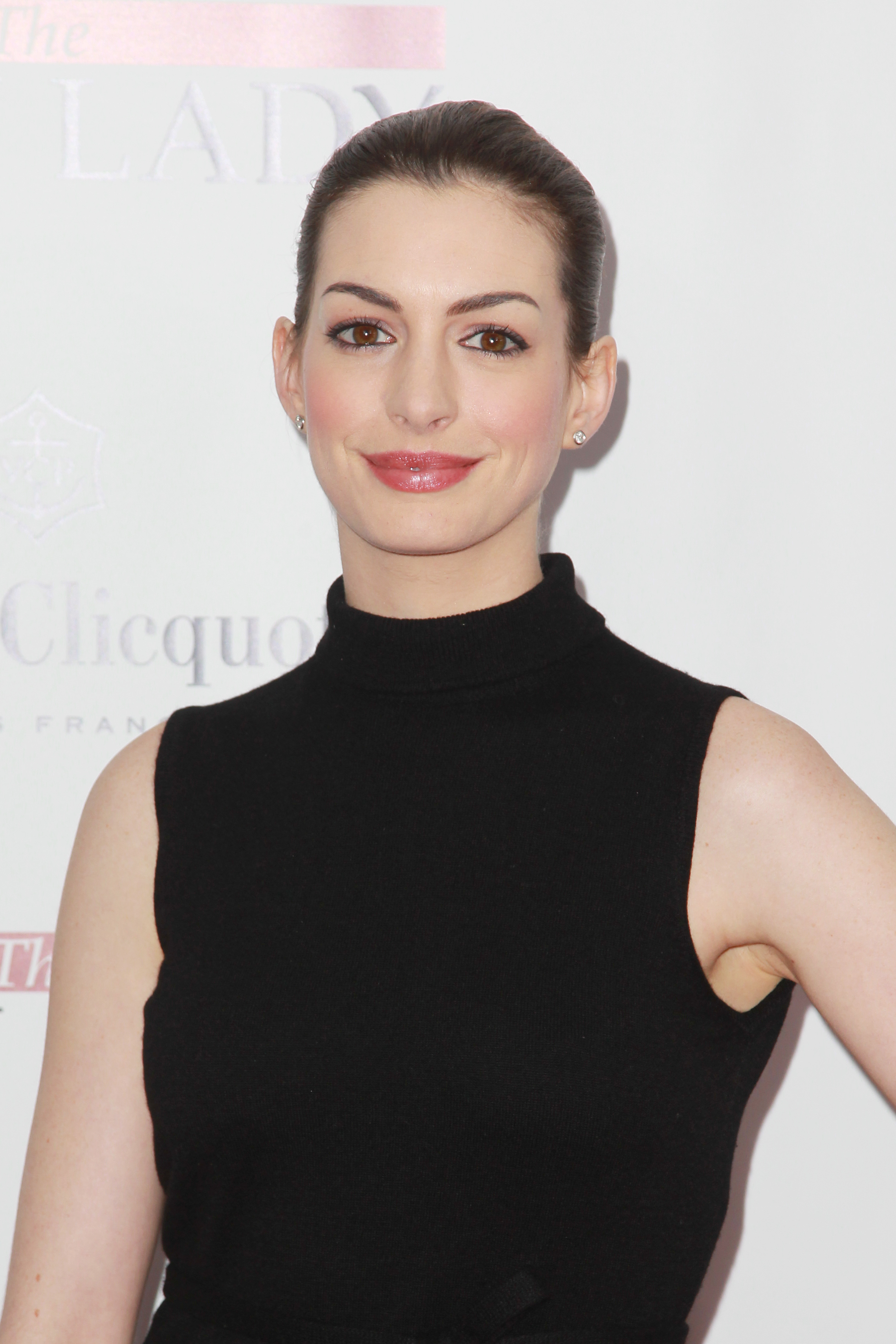 annehathaway_ironladyny_okami_12.jpg