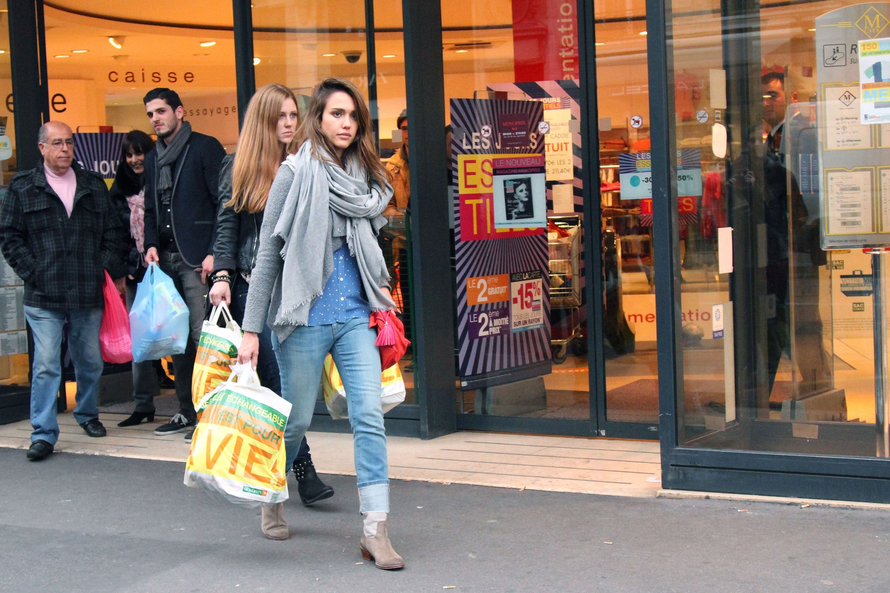 CU-Jessica Alba out shopping in Paris-21.jpg