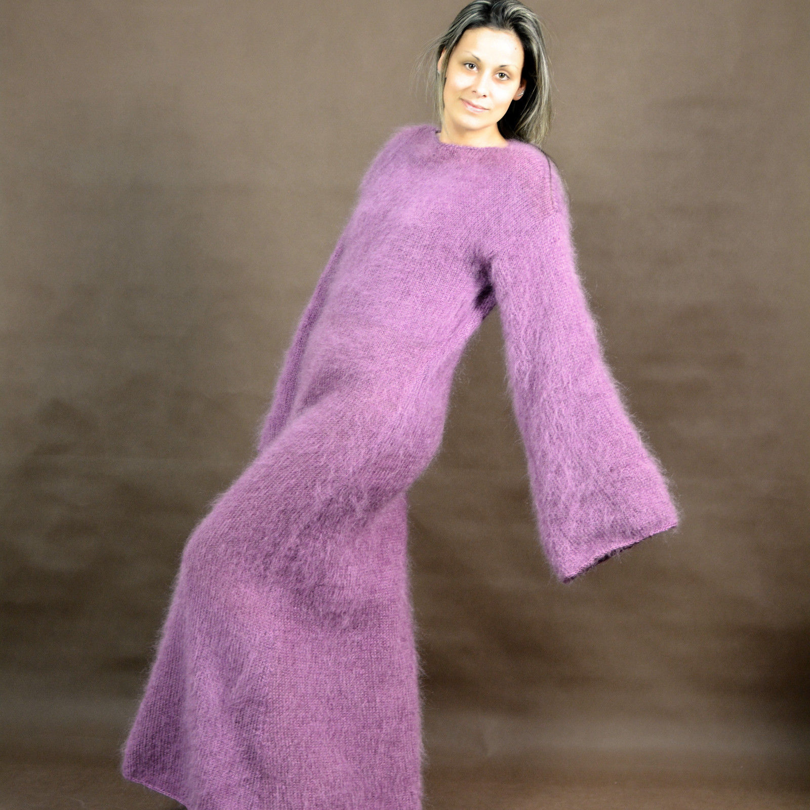 Вязание кид мохер. Длинный мохеровый свитер. Изделия из ангорки. Платье-свитер из мохера. Модные вещи из мохера.