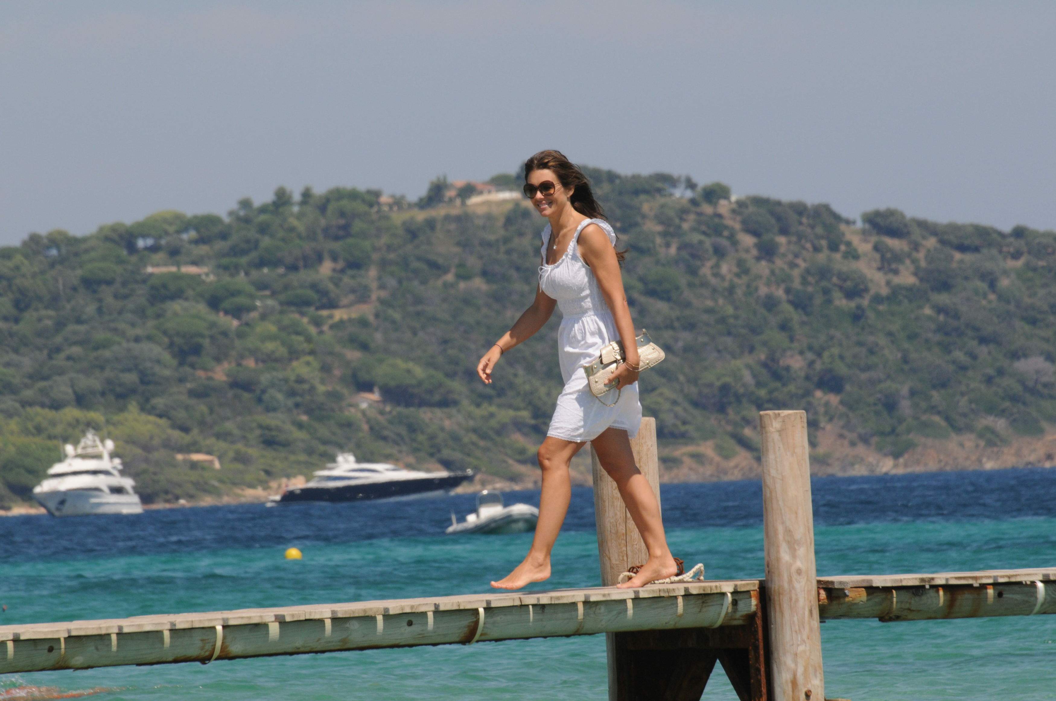 (155)-LizHurley.jpg