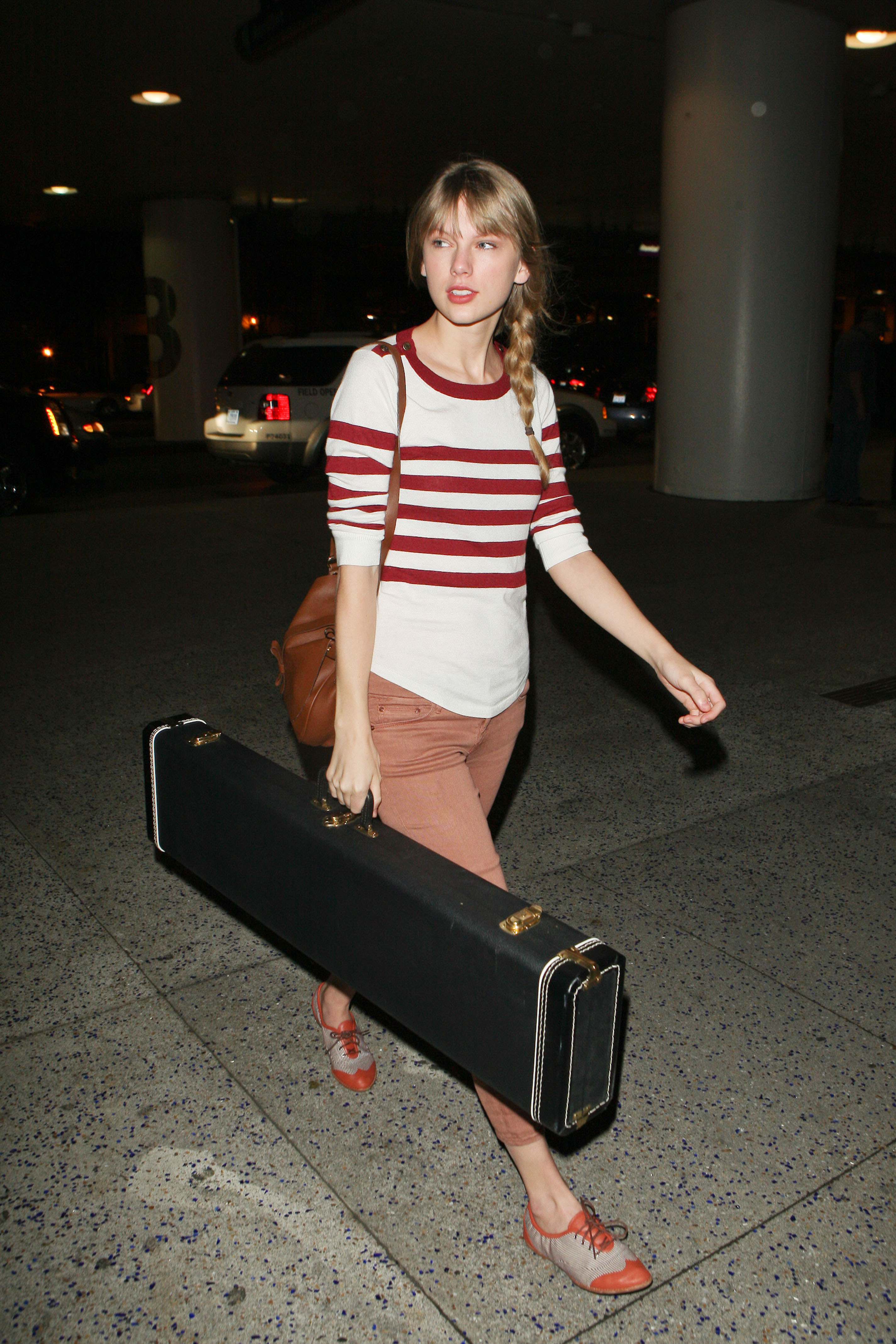 Тейлор свифт без макияжа. Taylor Swift without Makeup. Taylor Swift Airport. Taylor Swift без макияжа. Taylor Swift no make up.