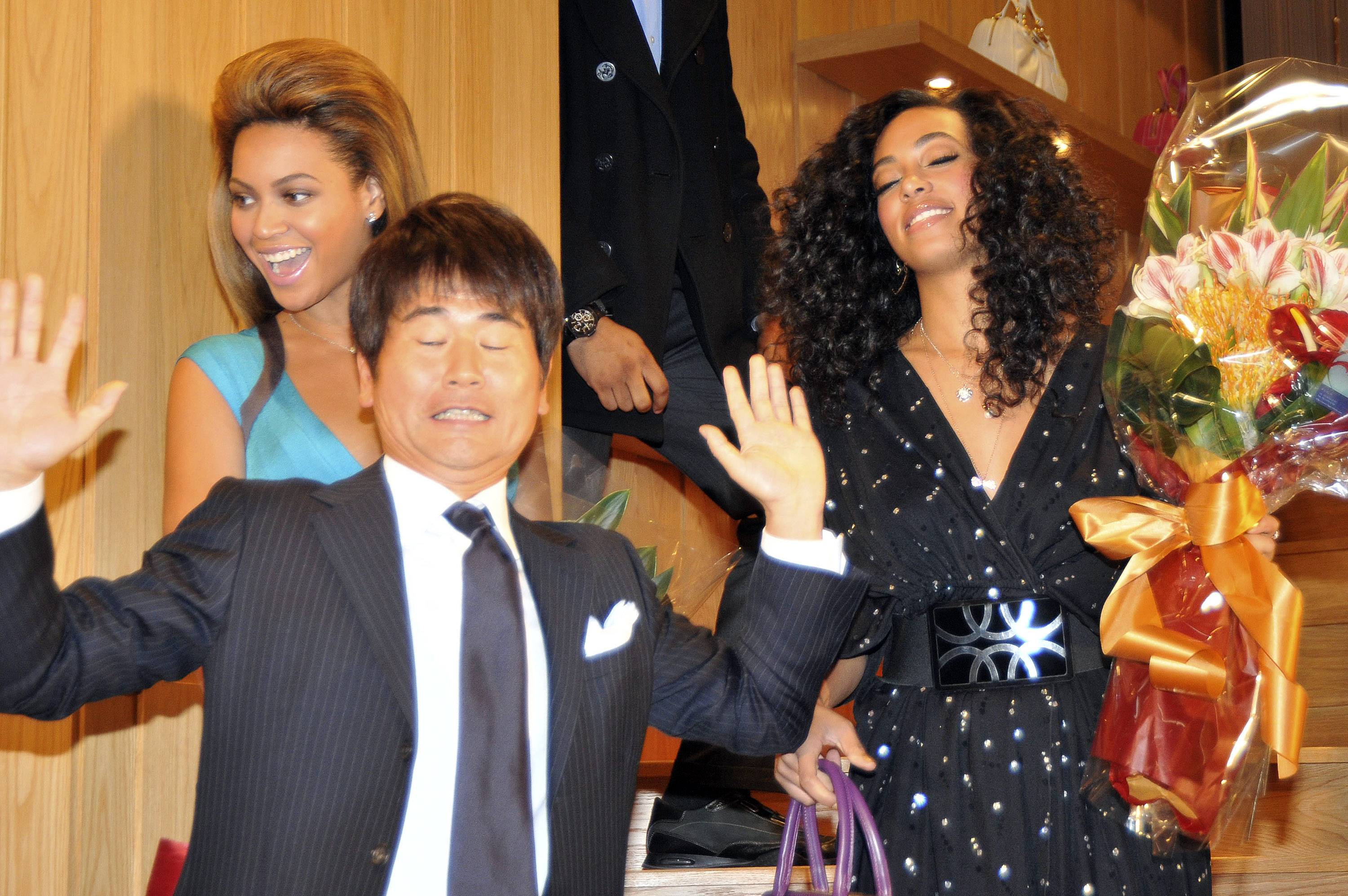 Beyonce_at_Opening_event_of_a_boutique_in_Tokyo_a005.jpg