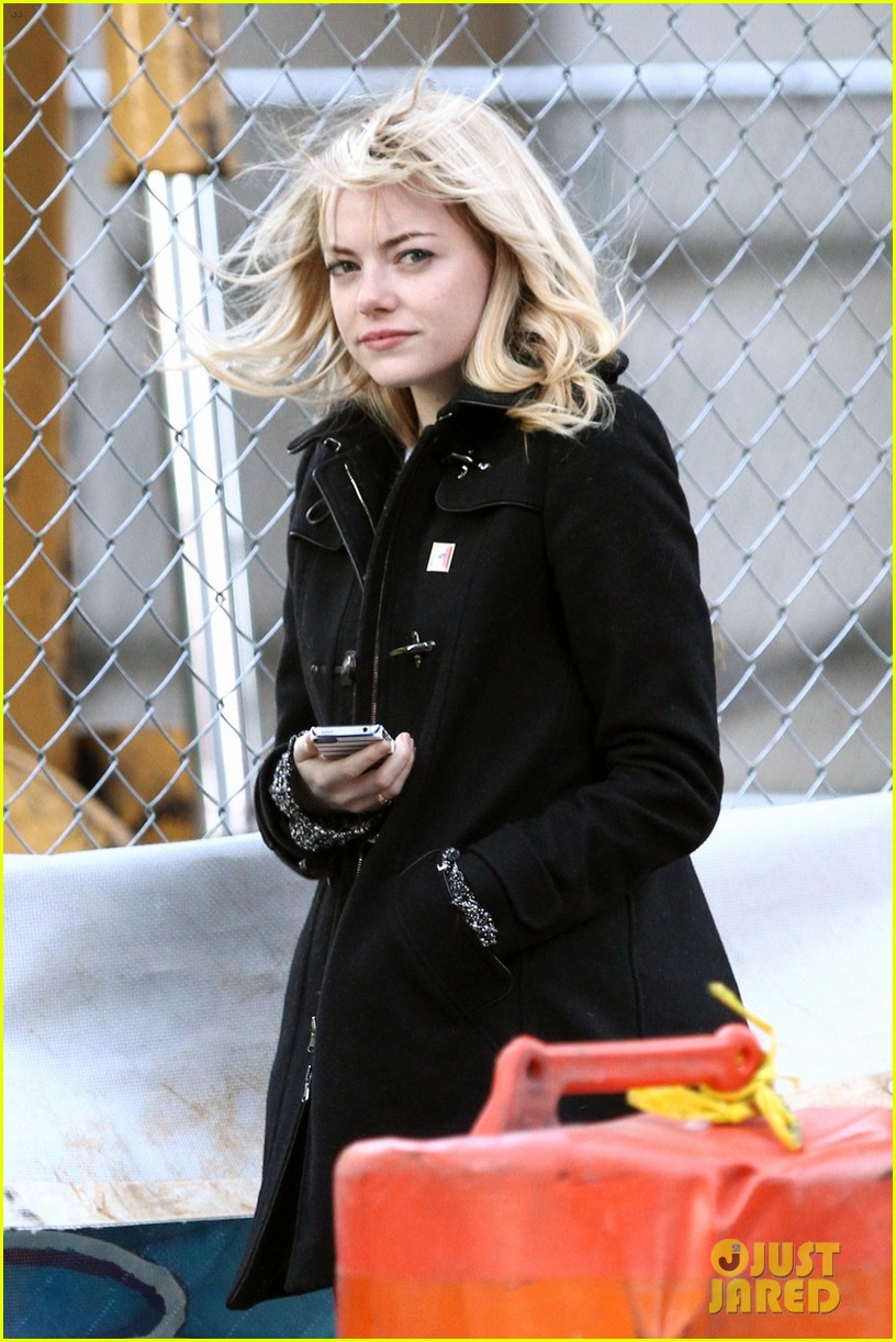 emma-stone-tribeca-lunch-with-a-mystery-male-07.jpg
