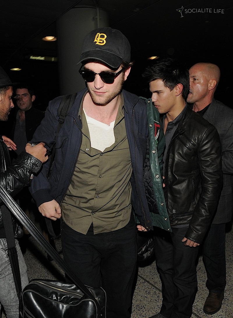 gallery_enlarged-new-moon-cast-lax-2-photos-11092009-02.jpg