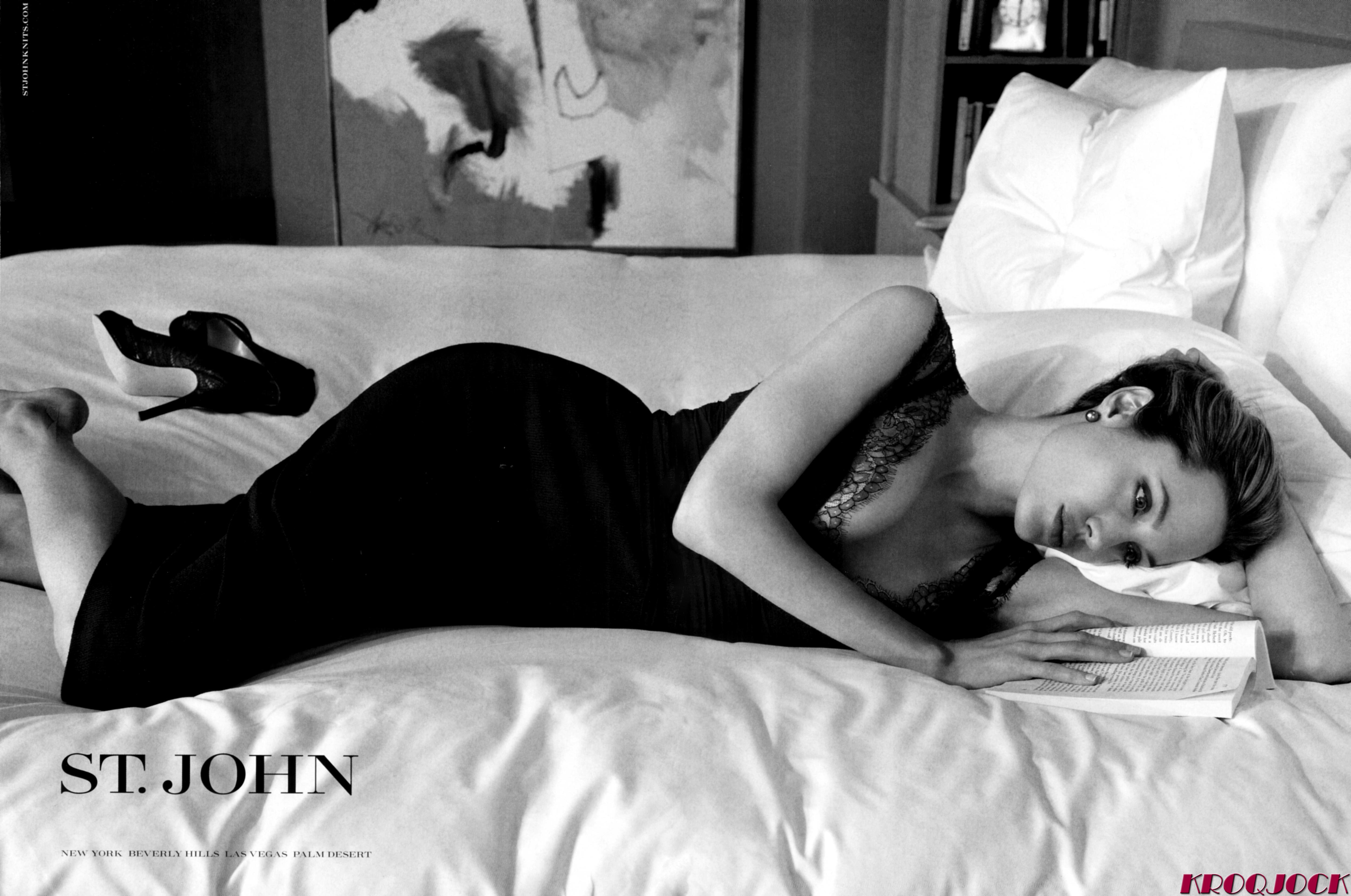Позируют черных. Анджелина Джоли. Анджелина Джоли фото. Анджелина Джоли фотосессия. Анджелина Джоли фотосессия в кровати.