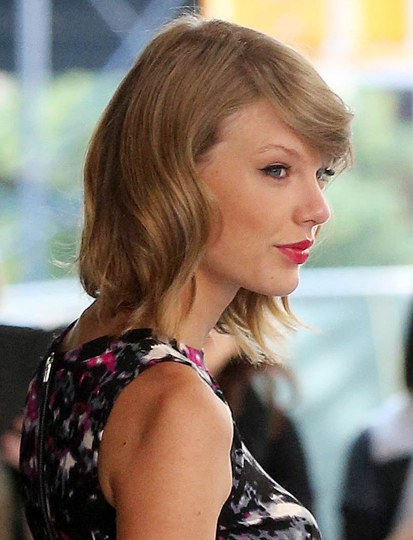 Taylor Swift - leaving her apartment in NYC 09-15-14 008.jpg