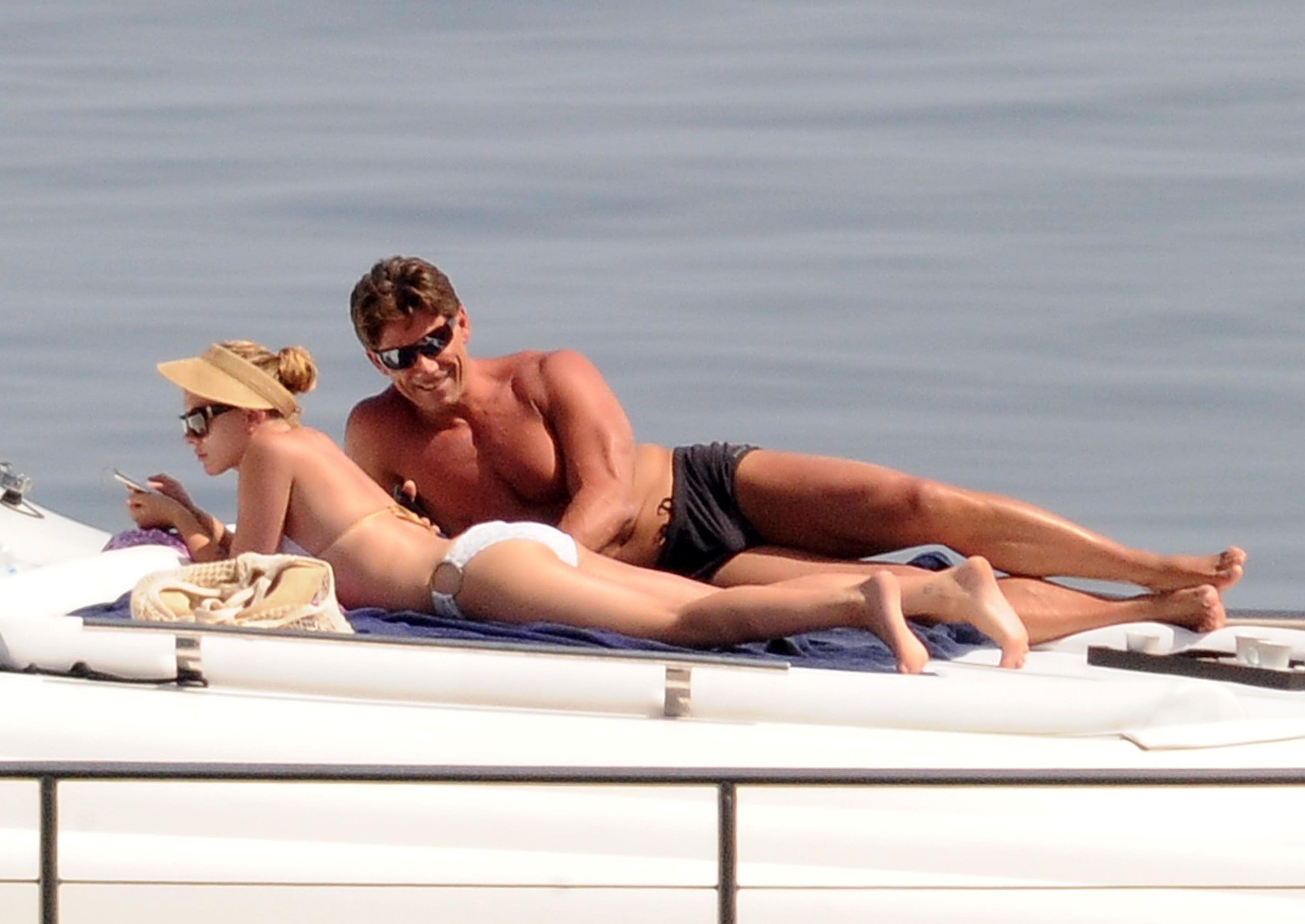 Scarlett_Johansson_bikini_on_a_yacht_in_Taormina_070912_22.jpg