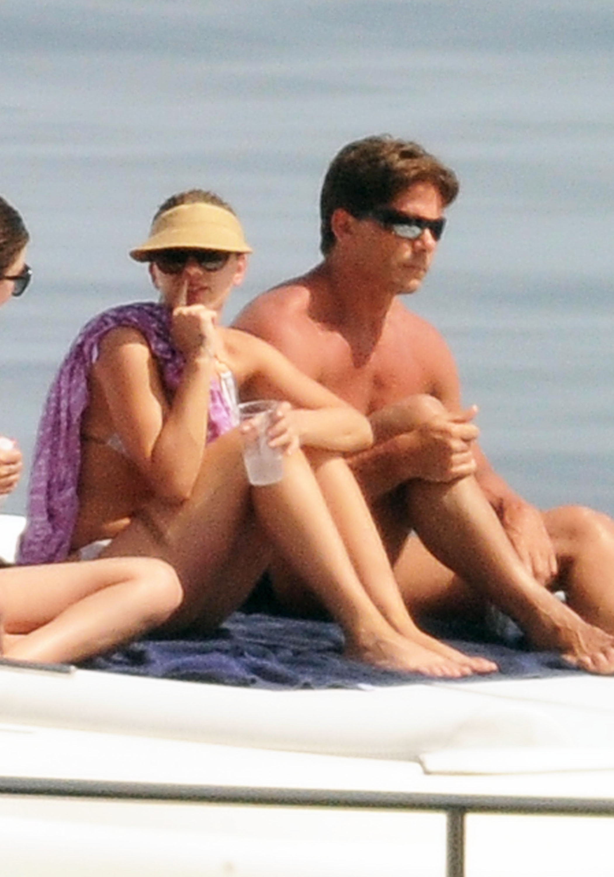 Scarlett_Johansson_bikini_on_a_yacht_in_Taormina_070912_09.jpg