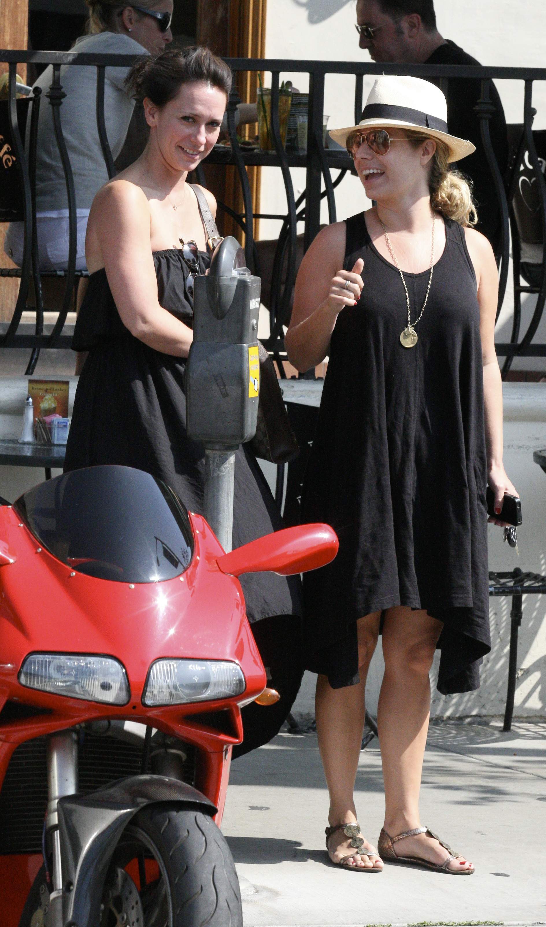 Jennifer_Love_Hewitt_out_in_West_Hollywood_7_122_59lo.jpg
