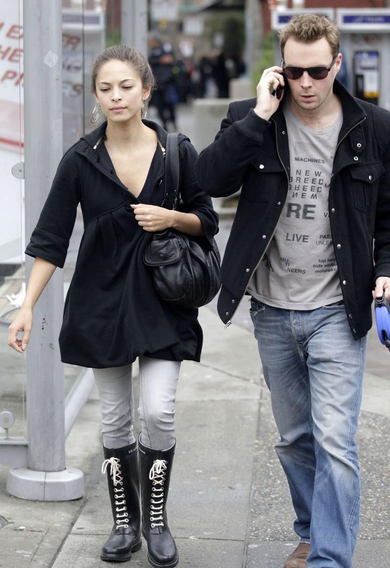 Kristin Kreuk - out and about in Vancouver (10).jpg