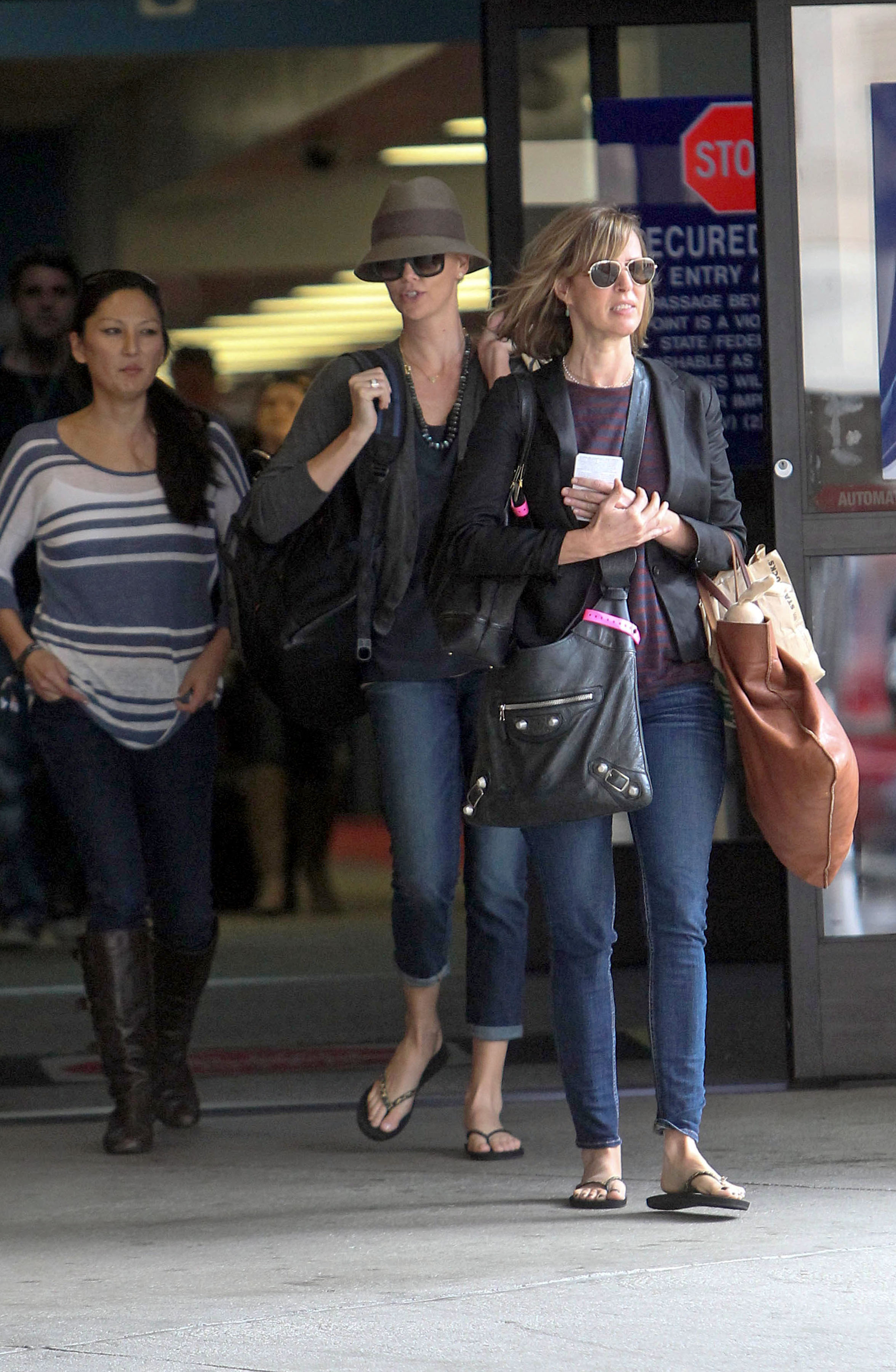 107562PCNEX_Charlize14.jpg