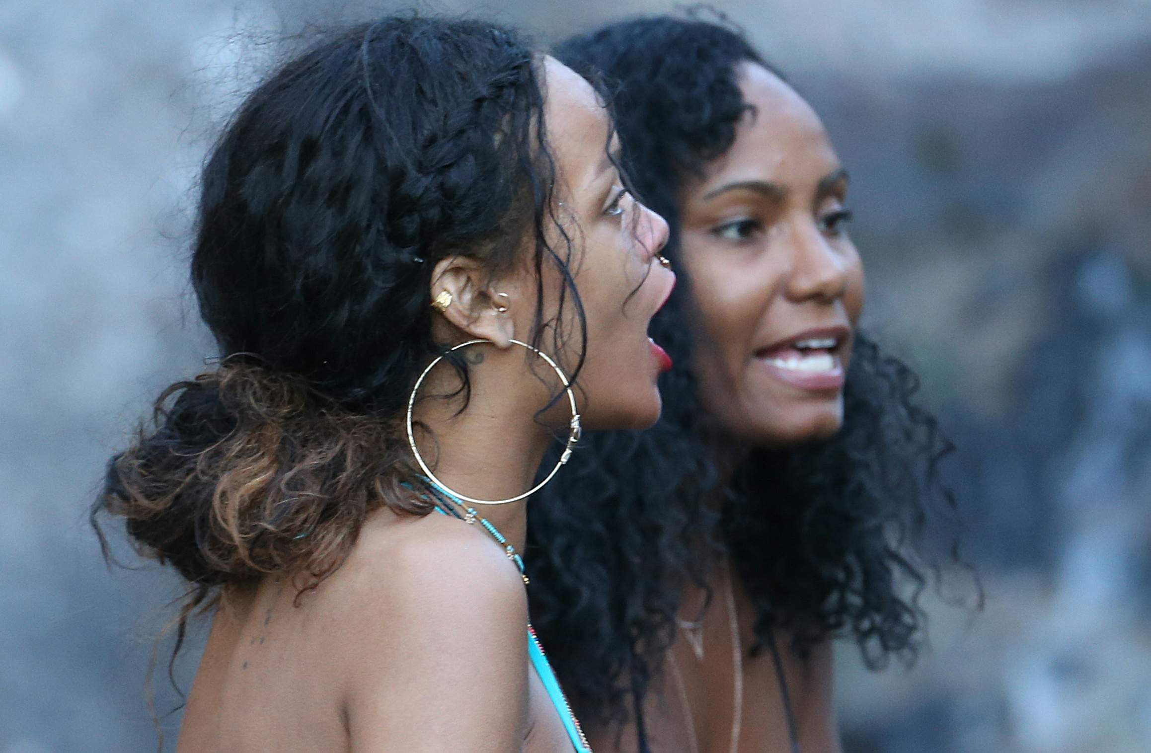 Rihanna 2014-09-01 - on holiday in Calvi Corsica 083.jpg