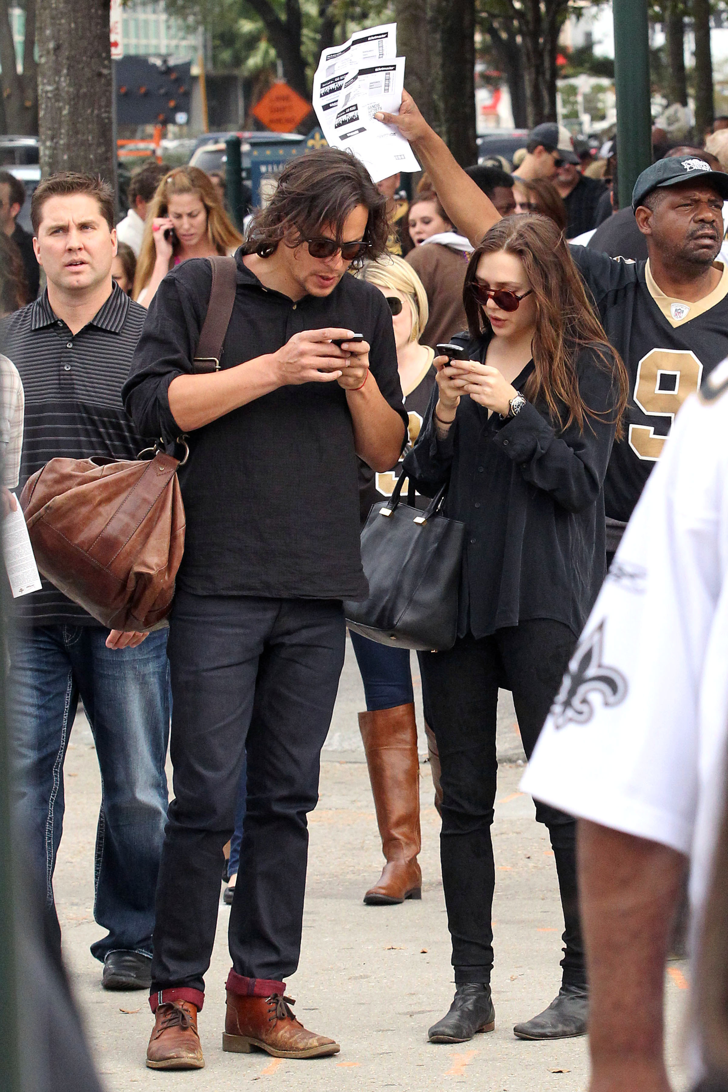 39225_Preppie_Elizabeth_Olsen_walking_with_a_friend_in_New_Orleans_13_122_236lo.jpg
