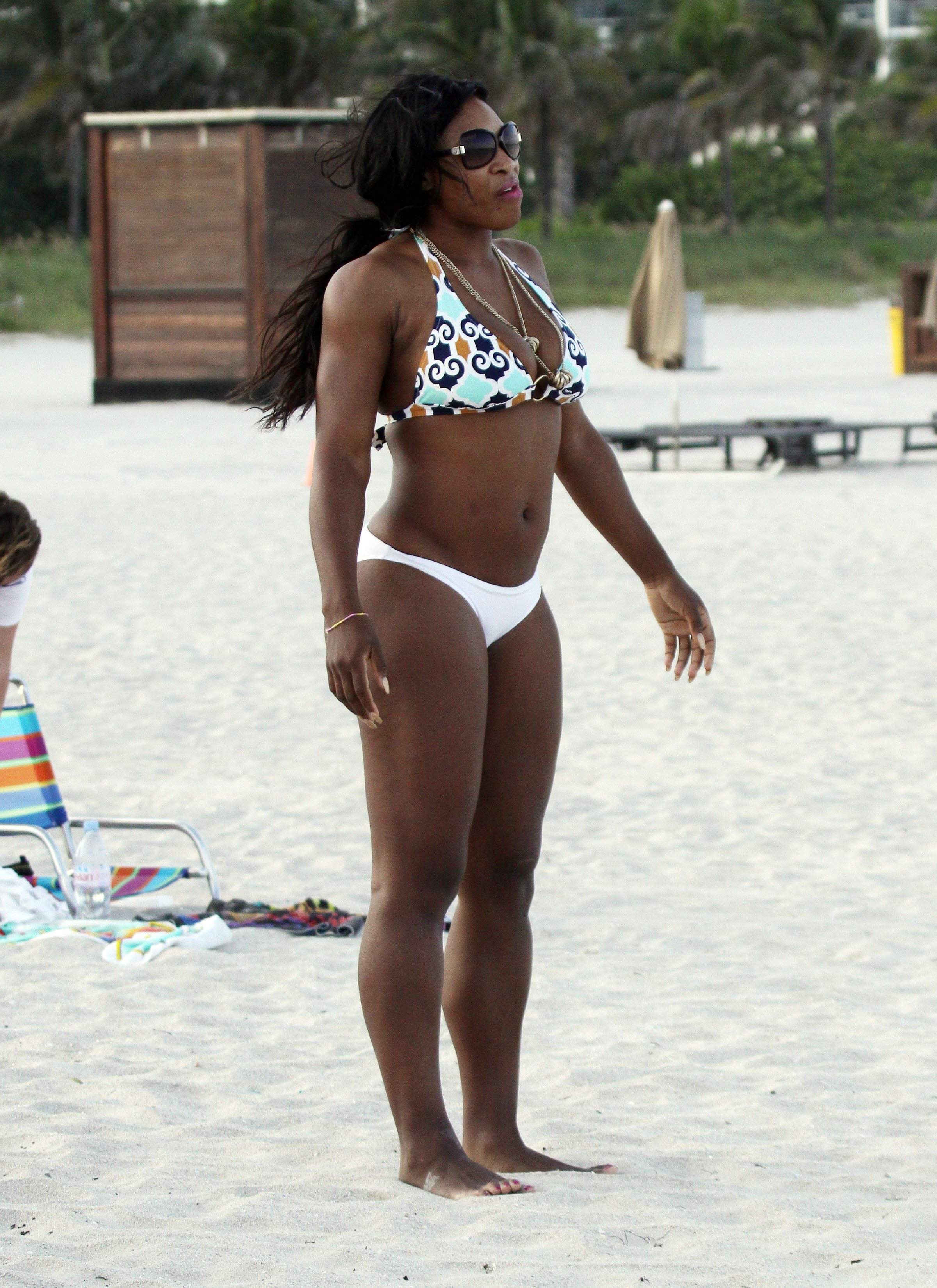 Serena_Williams_Beach_Oct_4_001_122_1193lo.jpg