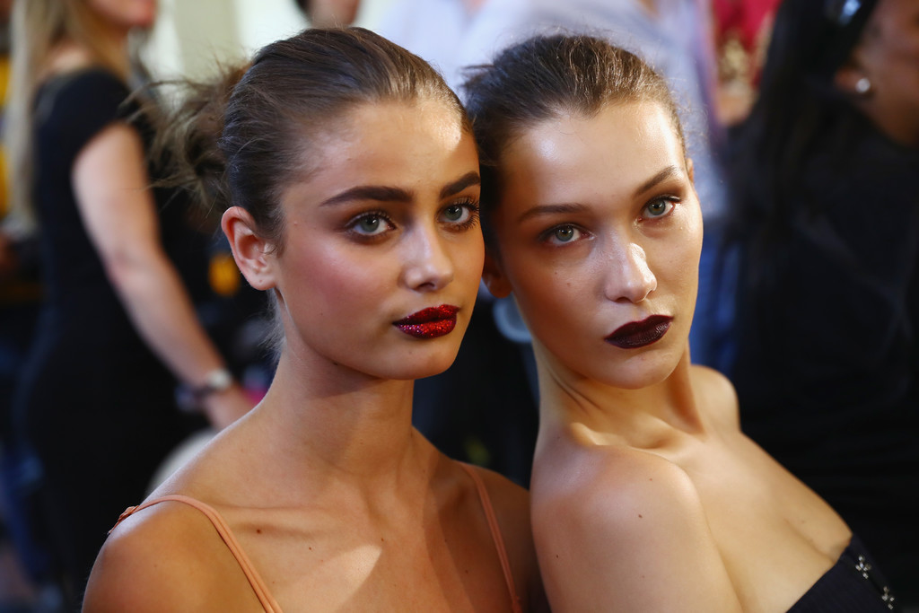 Bella_Hadid_Atelier_Versace_Backstage_Paris_QoIS08zKCdWx.jpg