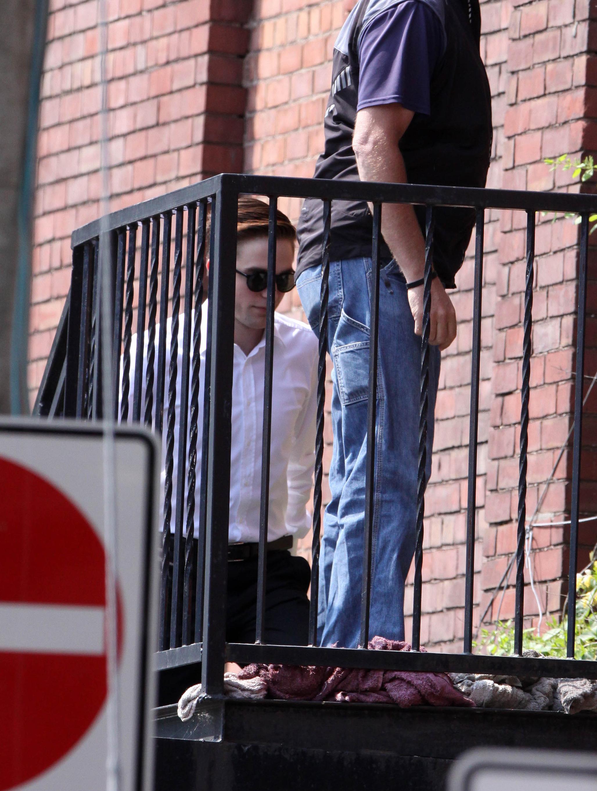 PATTINSONLIFECOSMOPOLIS21thJune2011 (10).JPG