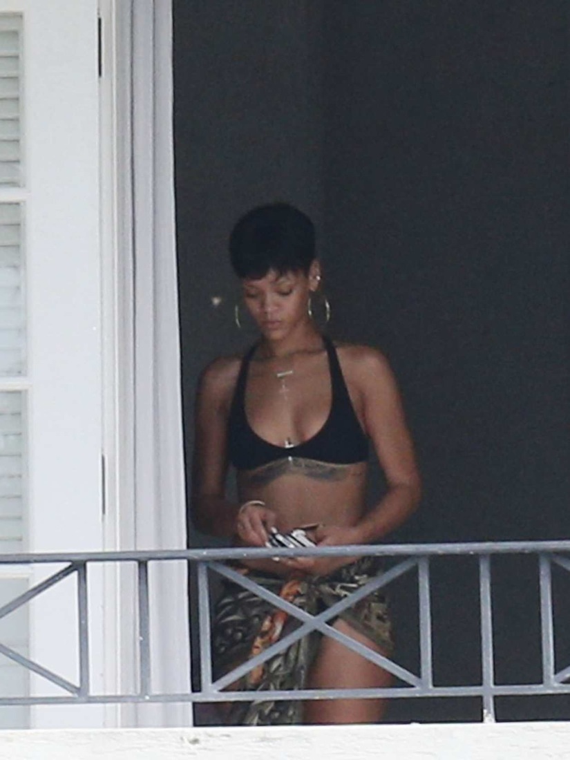 Rihanna on the balcony of her villa in Barbados 23.12.2012_73.jpg