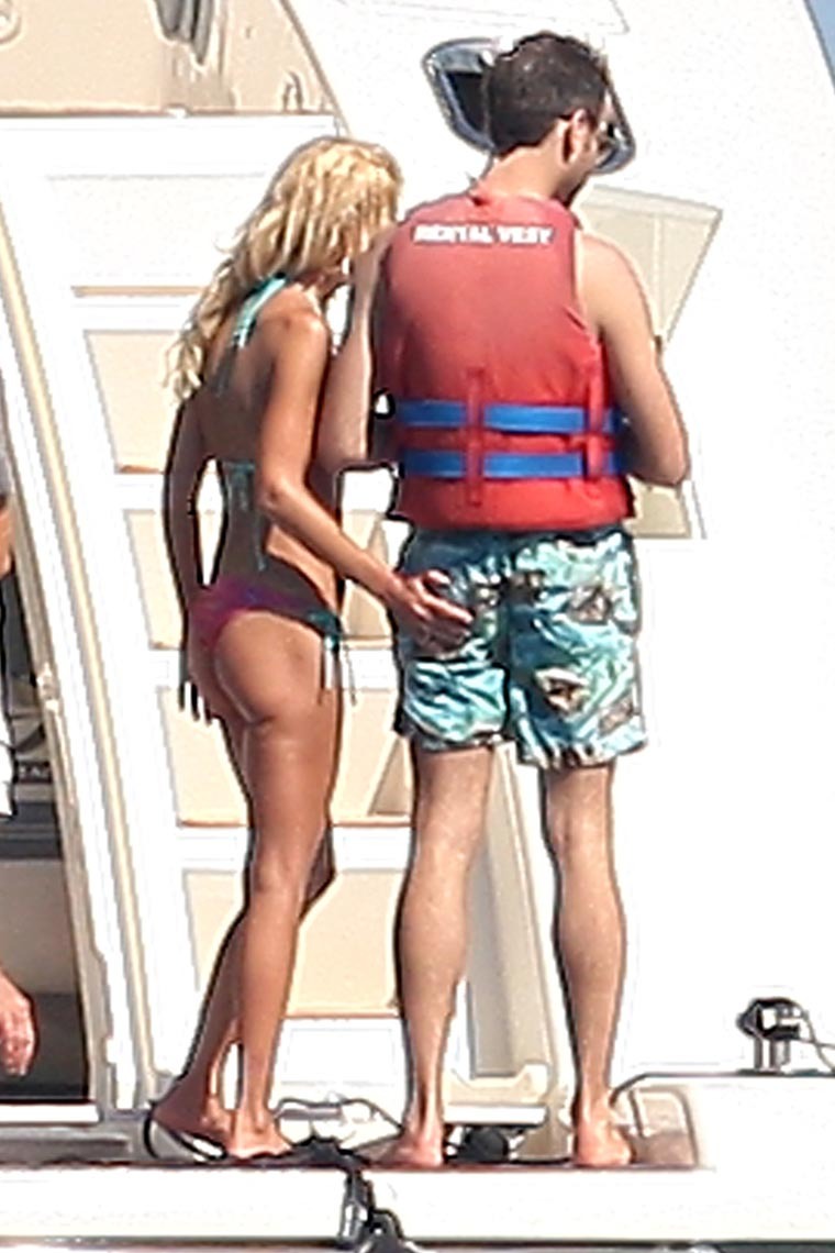 gallery_enlarged-0727_tara_reid_bikini_08.jpg