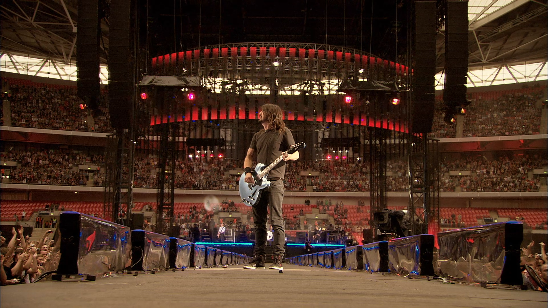 Меркьюри стадион. Foo Fighters на Уэмбли. Live at Wembley Stadium Queen. Foo Fighters Wembley 2008 Jimmy Page. Концерт Foo Fighters led Zeppelin Wembley 2008.