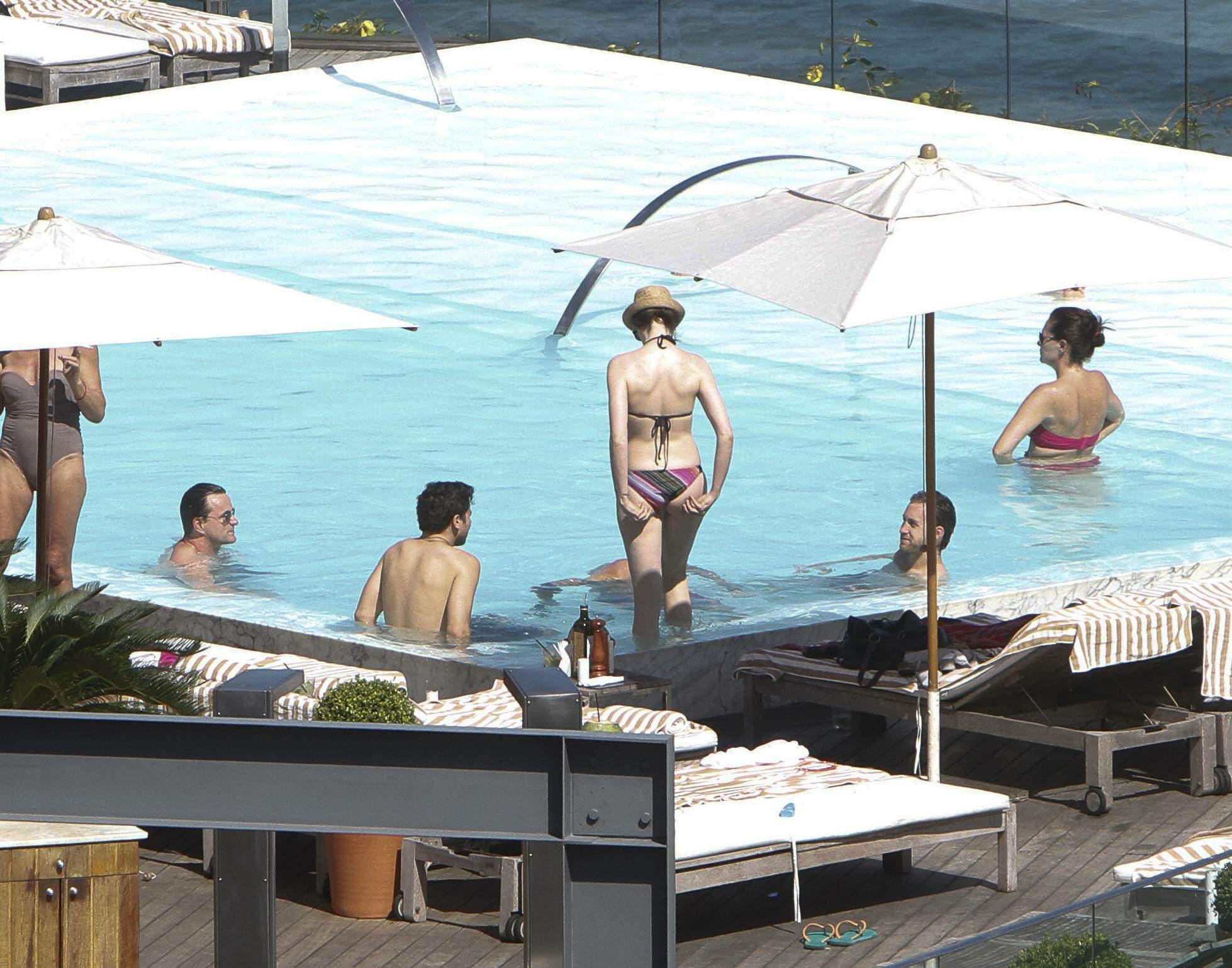 Anne_Hathaway_relaxing_poolside_at_her_hotel_in_Rio_de_Janeiro_40.jpg