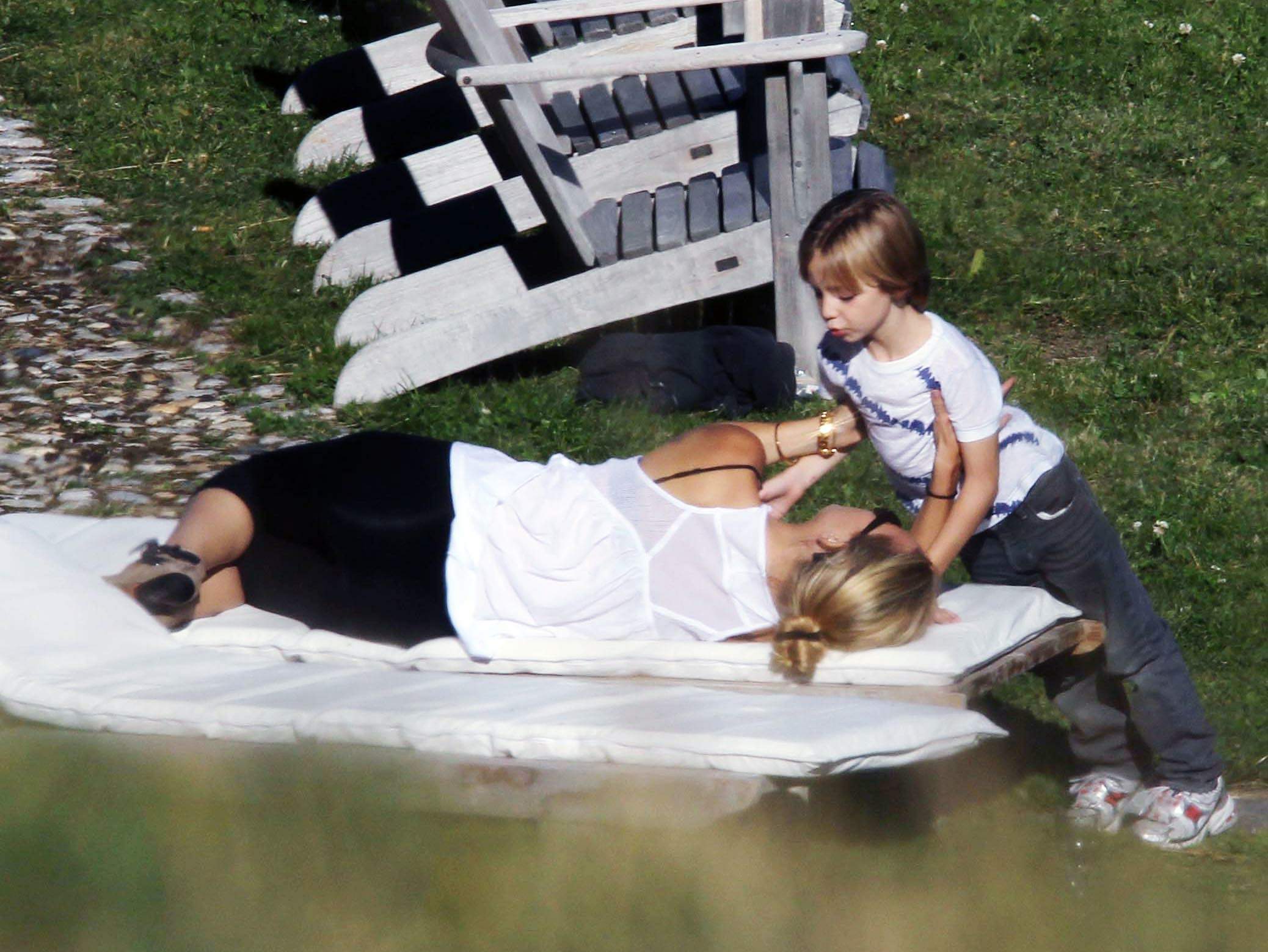 Kate_Hudson_relaxing_on_vacation_001_122_582lo.jpg