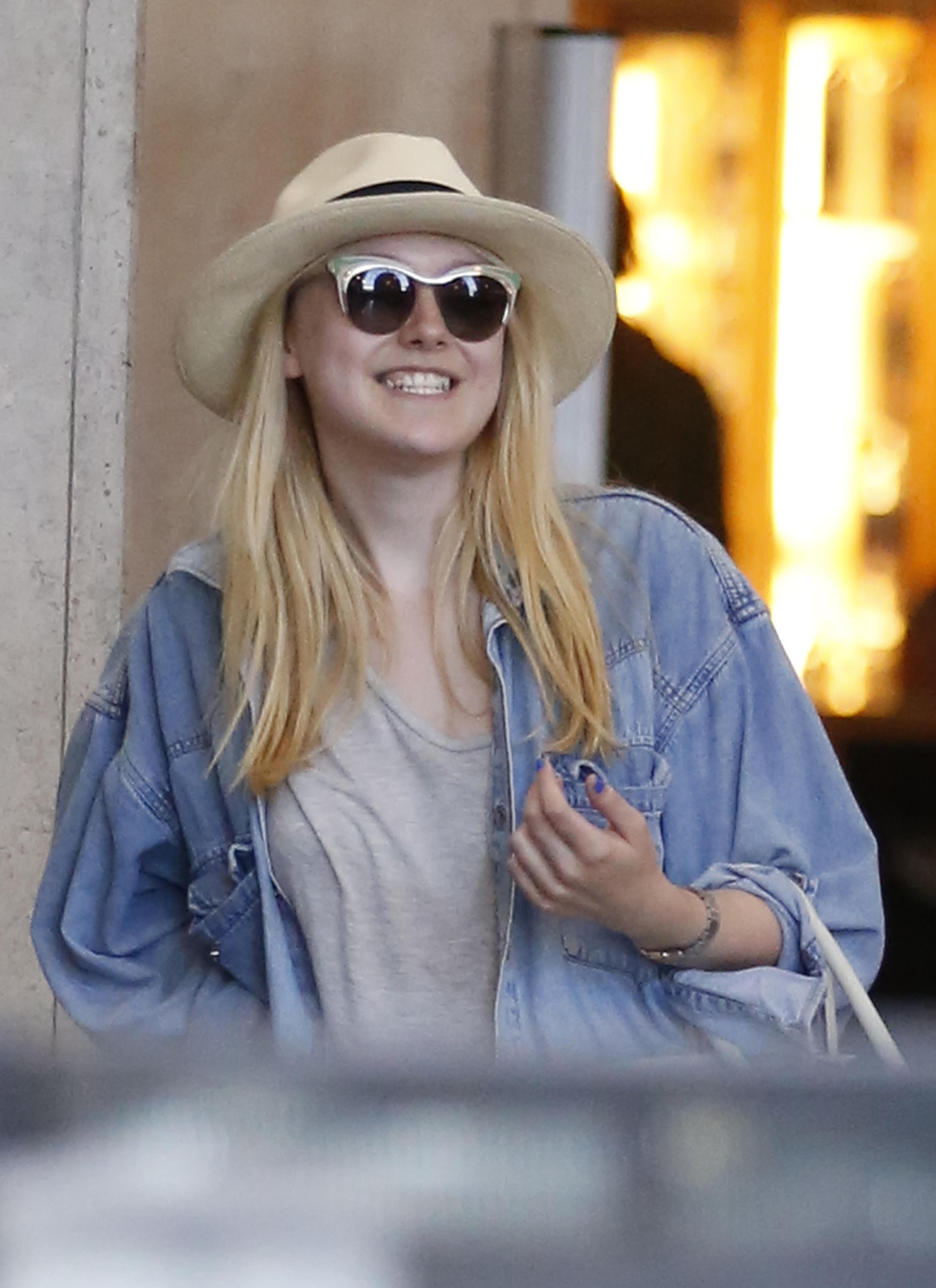 92347_Preppie_Dakota_Fanning_arriving_into_LAX_Airport_4_122_500lo.jpg