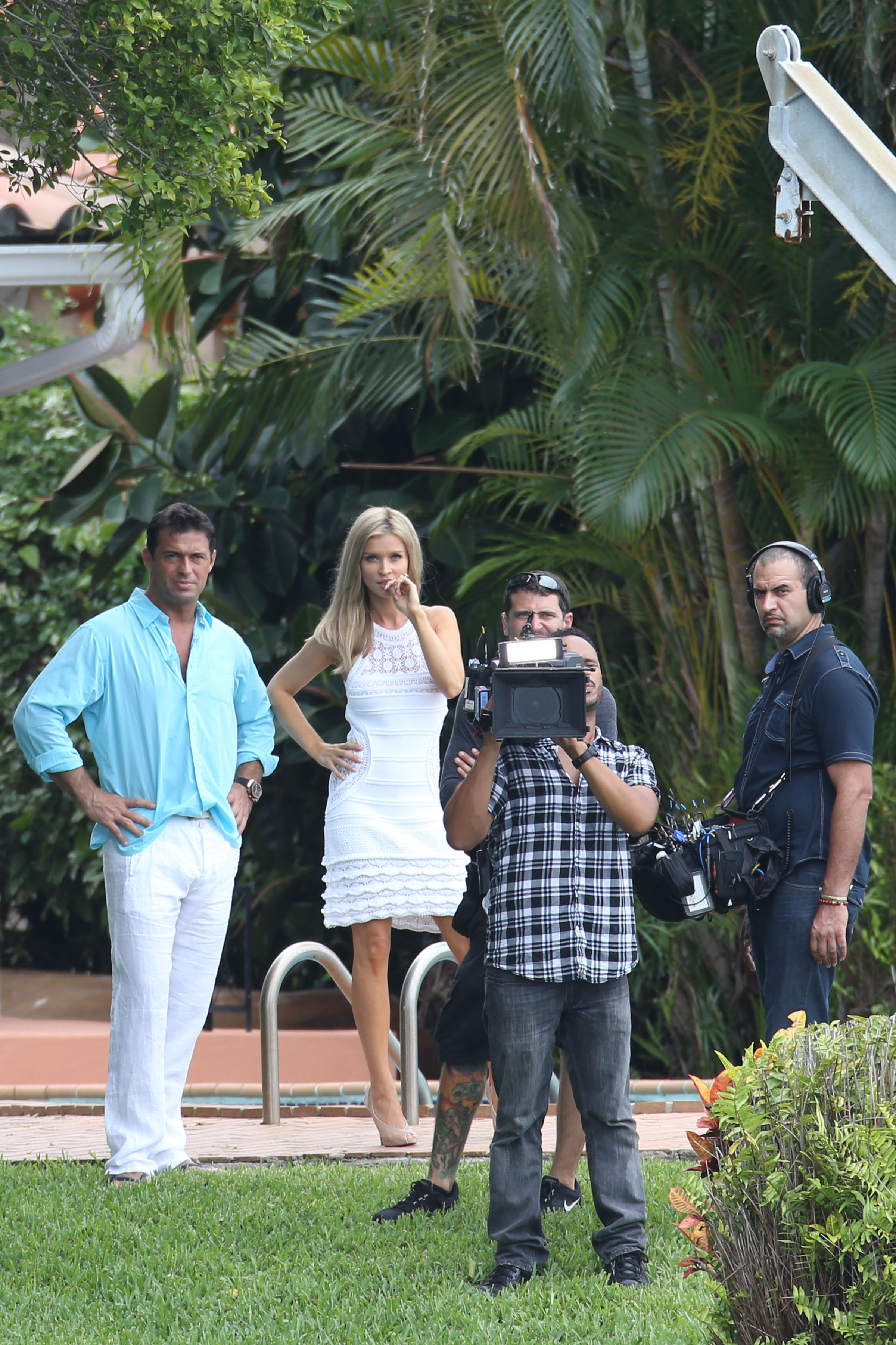 celebrity-paradise.com-The Elder-Joanna Krupa 2013-06-03 - filming scenes _26_.JPG.jpg