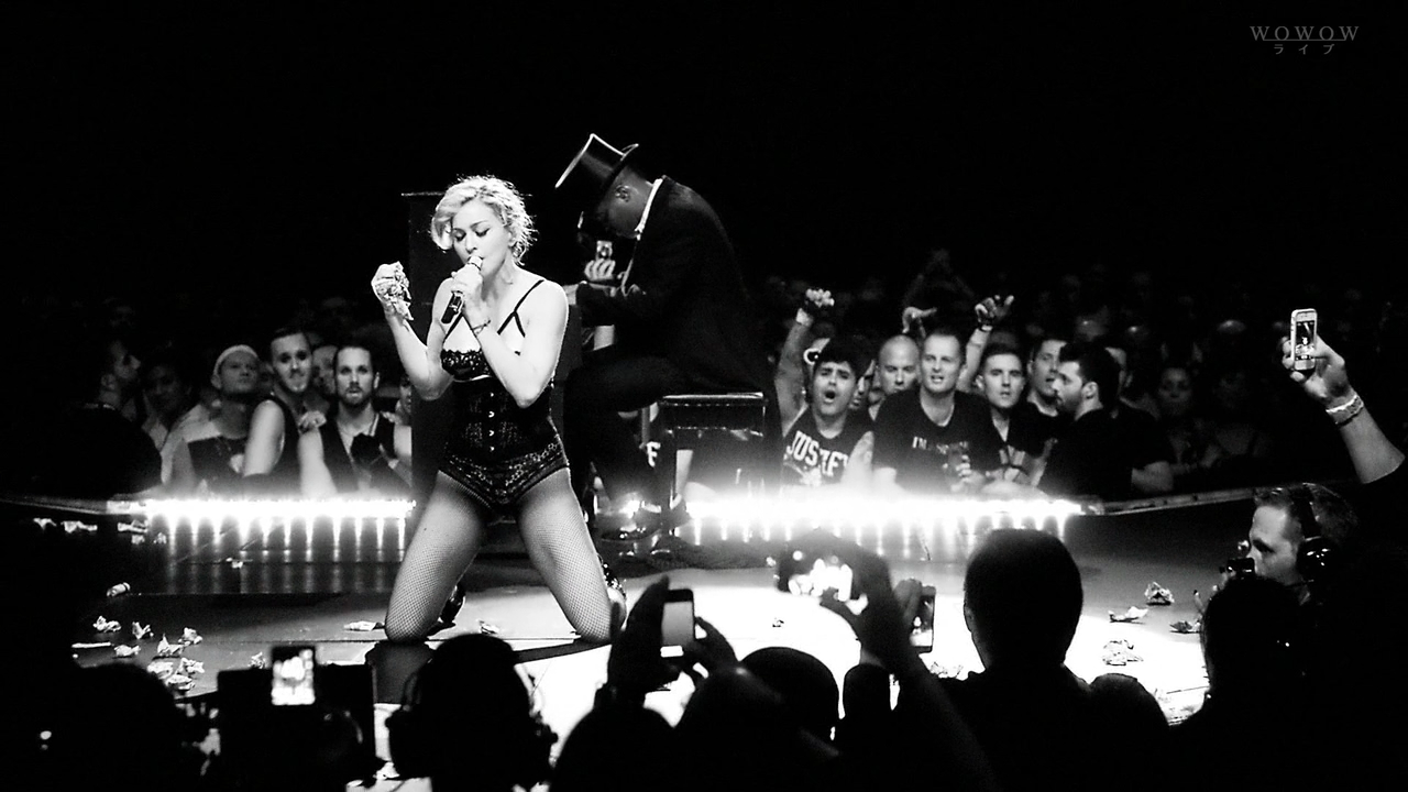 Мадонна песни 90. Madonna - the MDNA Tour. 2013. Мадонна клипы 2021. Мадонна фото из клипов. Мадонна 2010 клип.