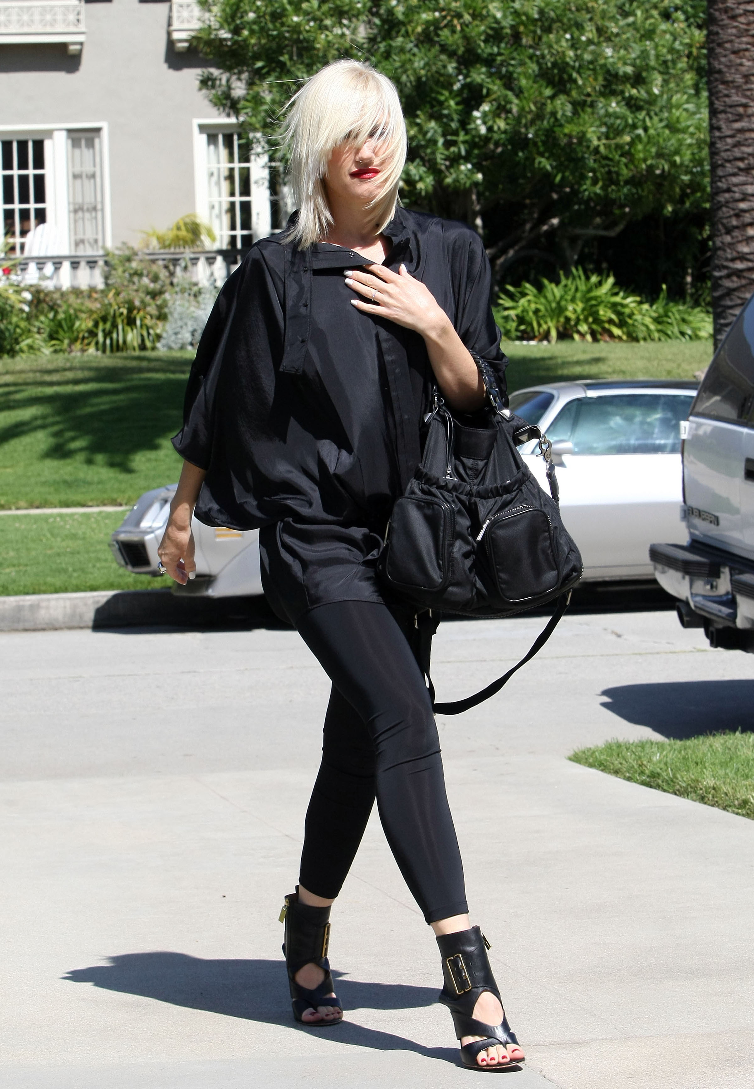 Elder_GwenStefanis2010_05_21_visitingfriendsinHollywood4.jpg