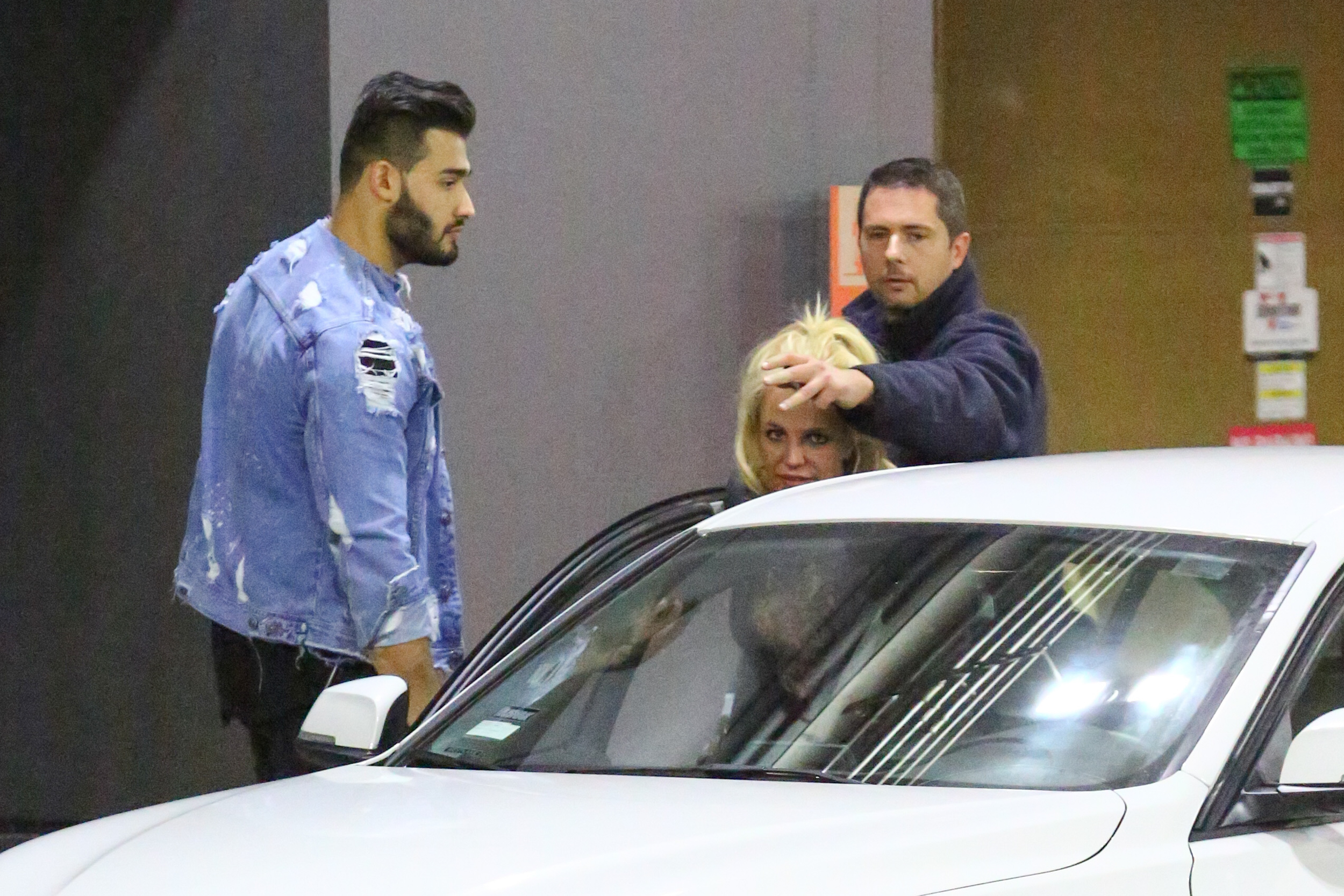 MCFan_for_Celeblounge&HQCelebCorner19-12-2016 10-00Britney Spears_13.jpg