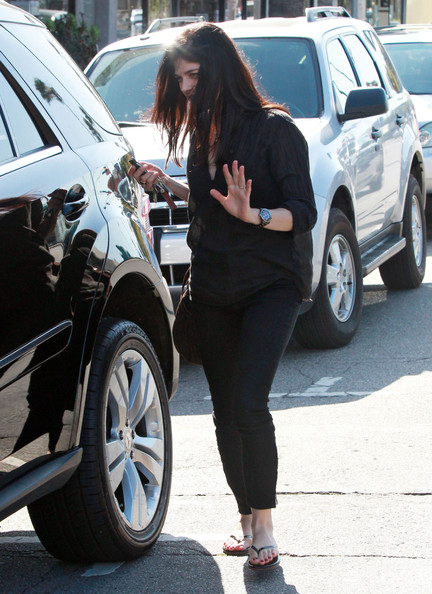 Selma+Blair+Leaves+Nail+Salon+HJVjGxWvWUPl.jpg