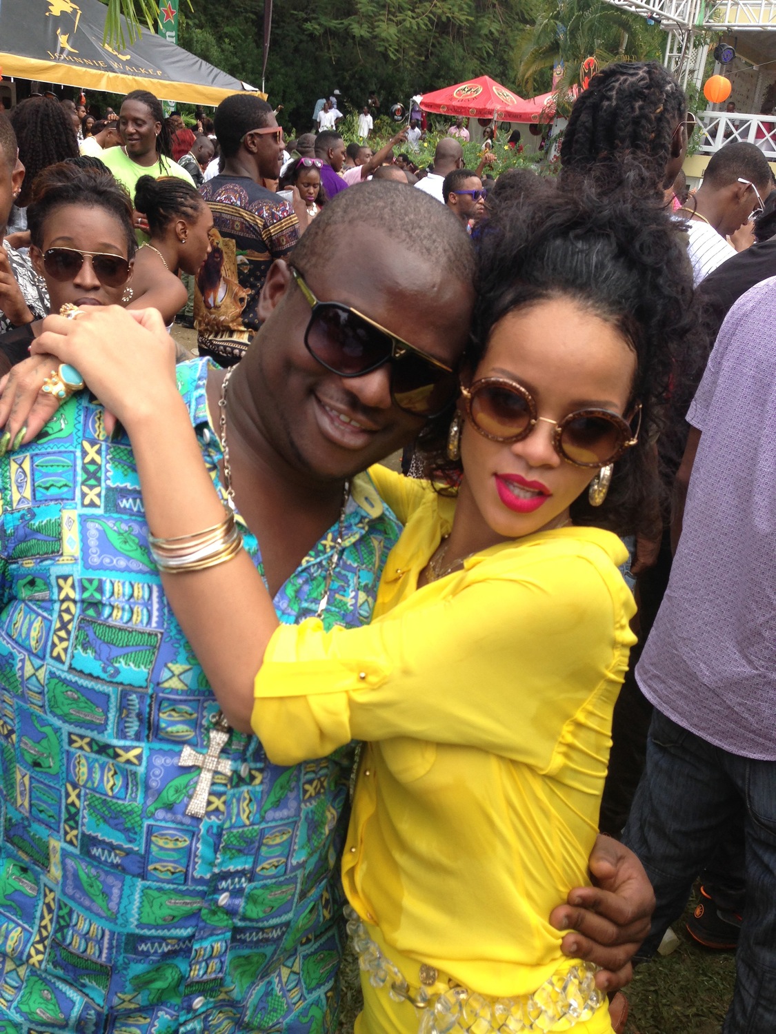 Rihanna attends a breakfast party in Barbados 26.12.2013_09.jpg