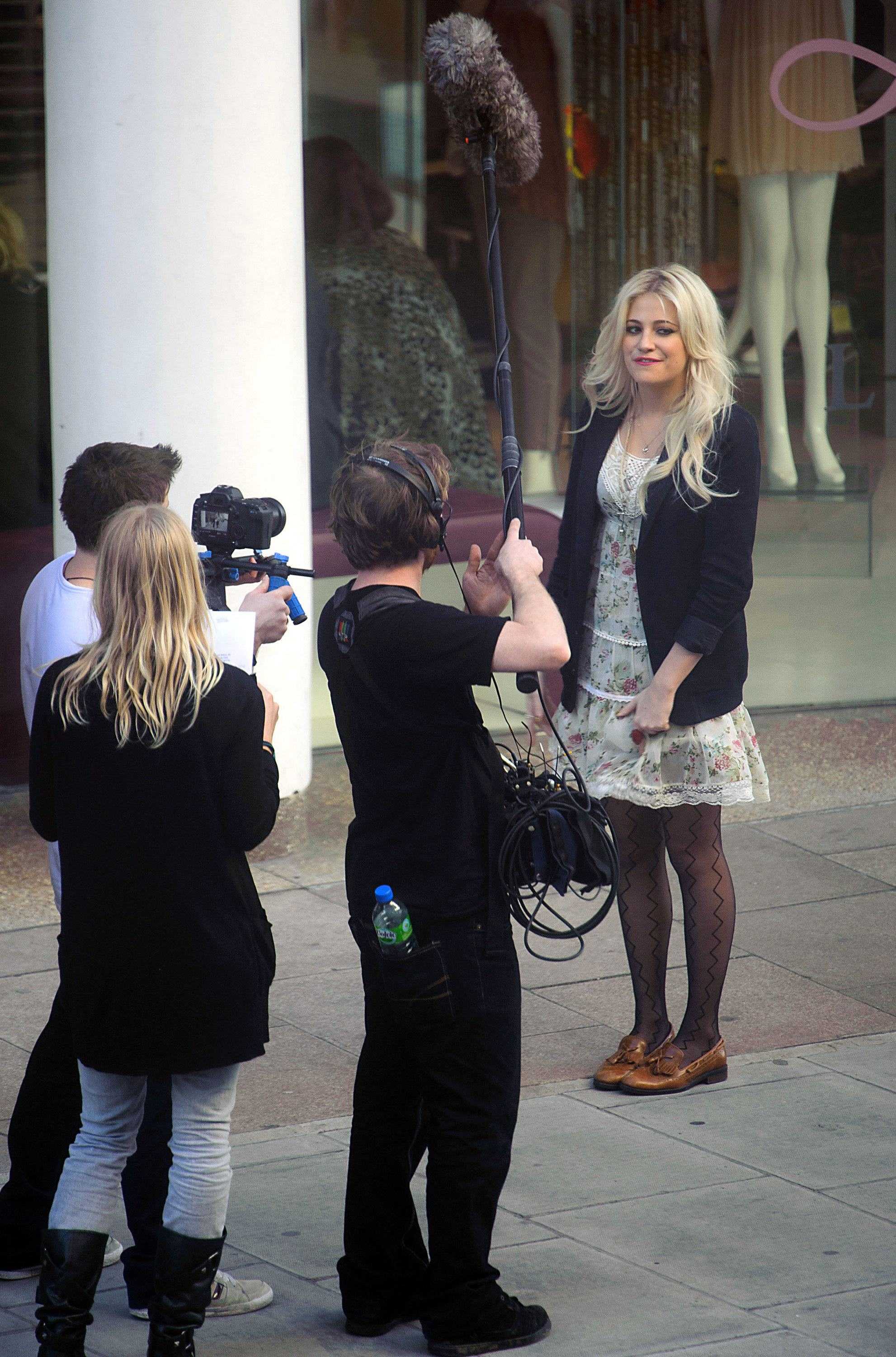 75473_celebrity_paradise.com_TheElder_PixieLott2011_02_09_AtLipsyStoreinLondon5_122_789lo.jpg